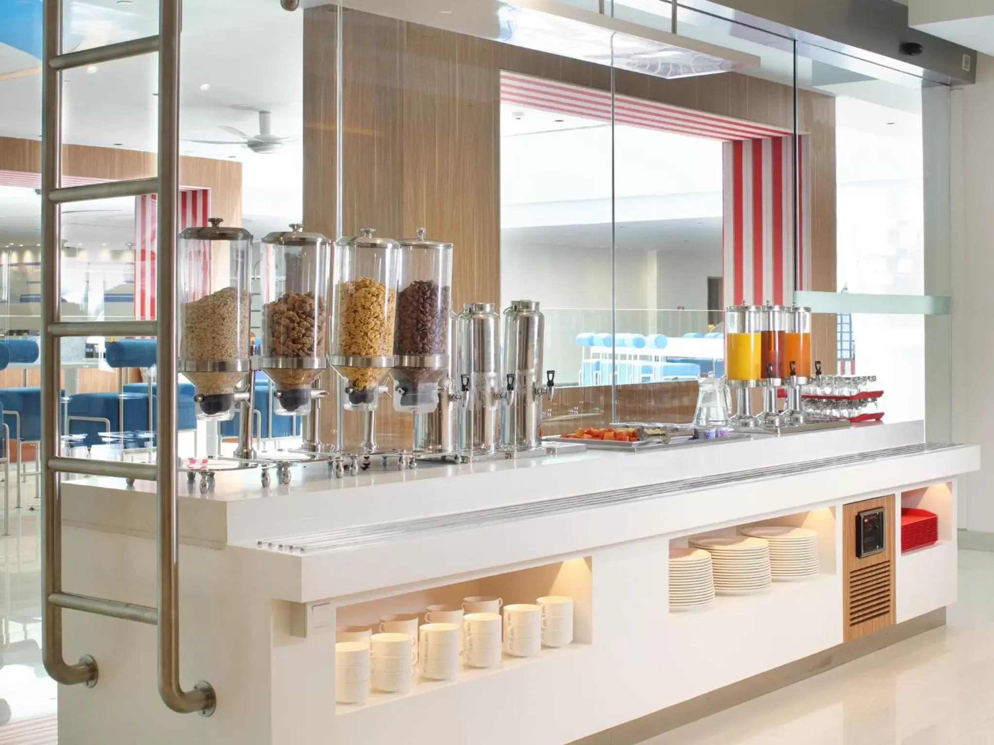 Coffee/tea facilities, Kitchen/Kitchenette in Holiday Inn Express Baruna, an IHG Hotel