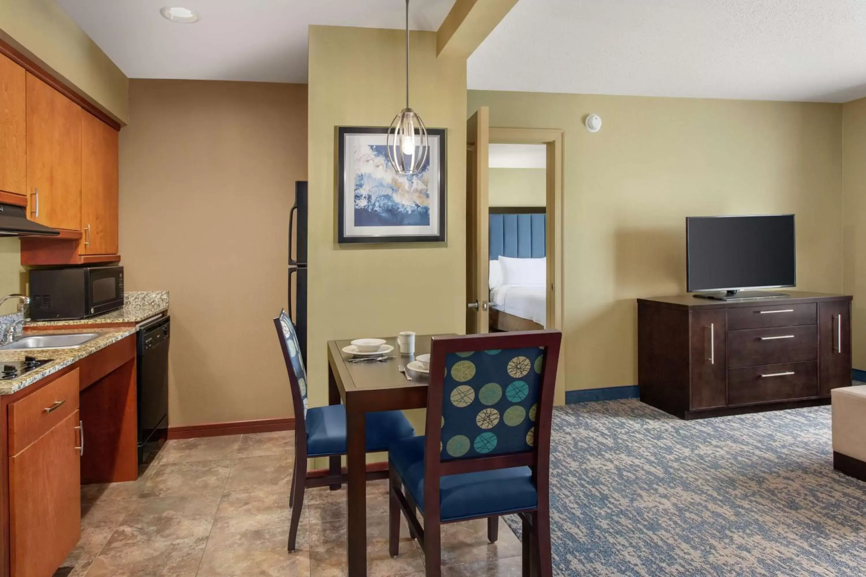 Bedroom, TV/Entertainment Center in Homewood Suites by Hilton Fort Smith