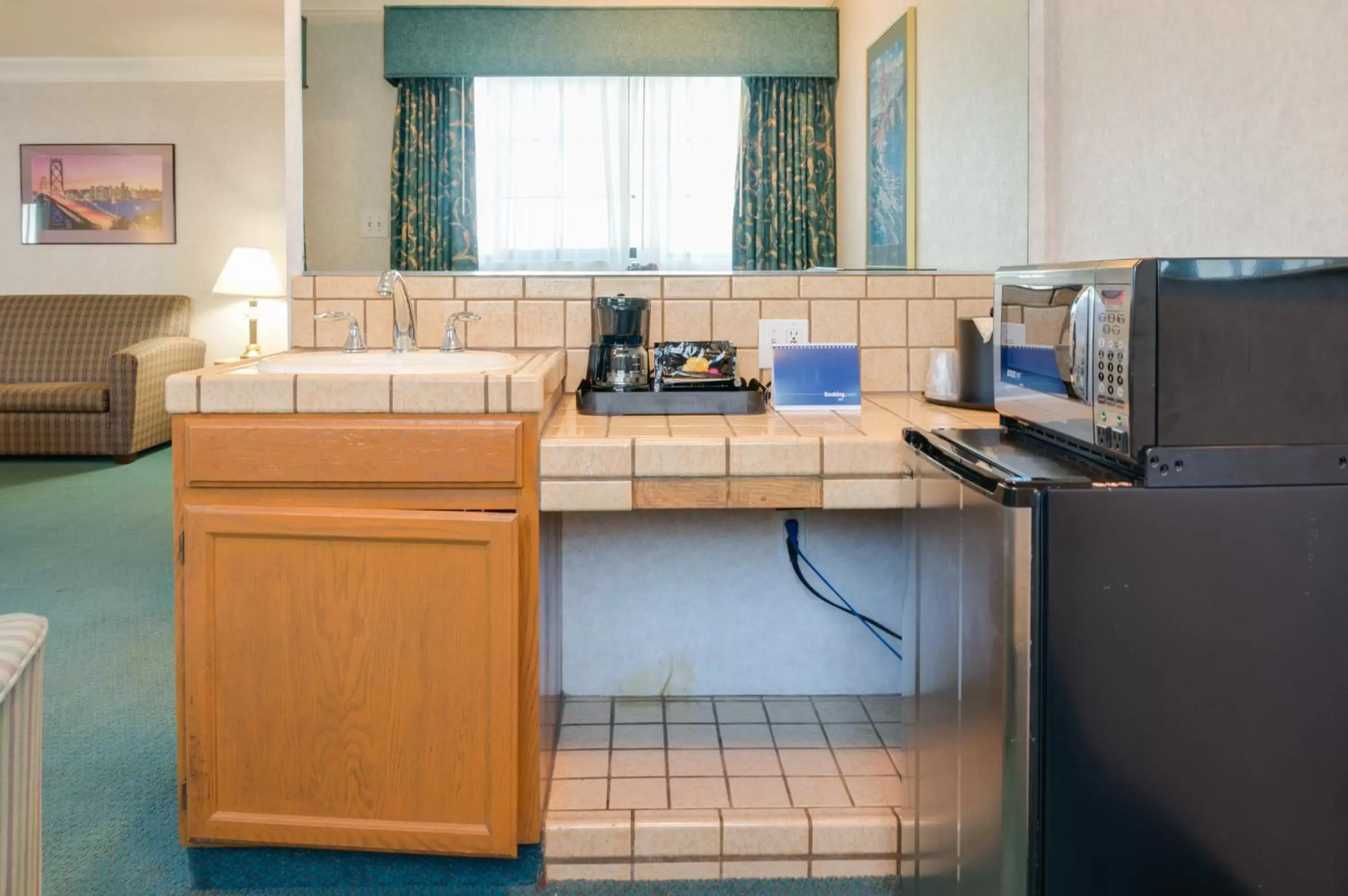 Kitchen or kitchenette, Kitchen/Kitchenette in Nob Hill Motor Inn