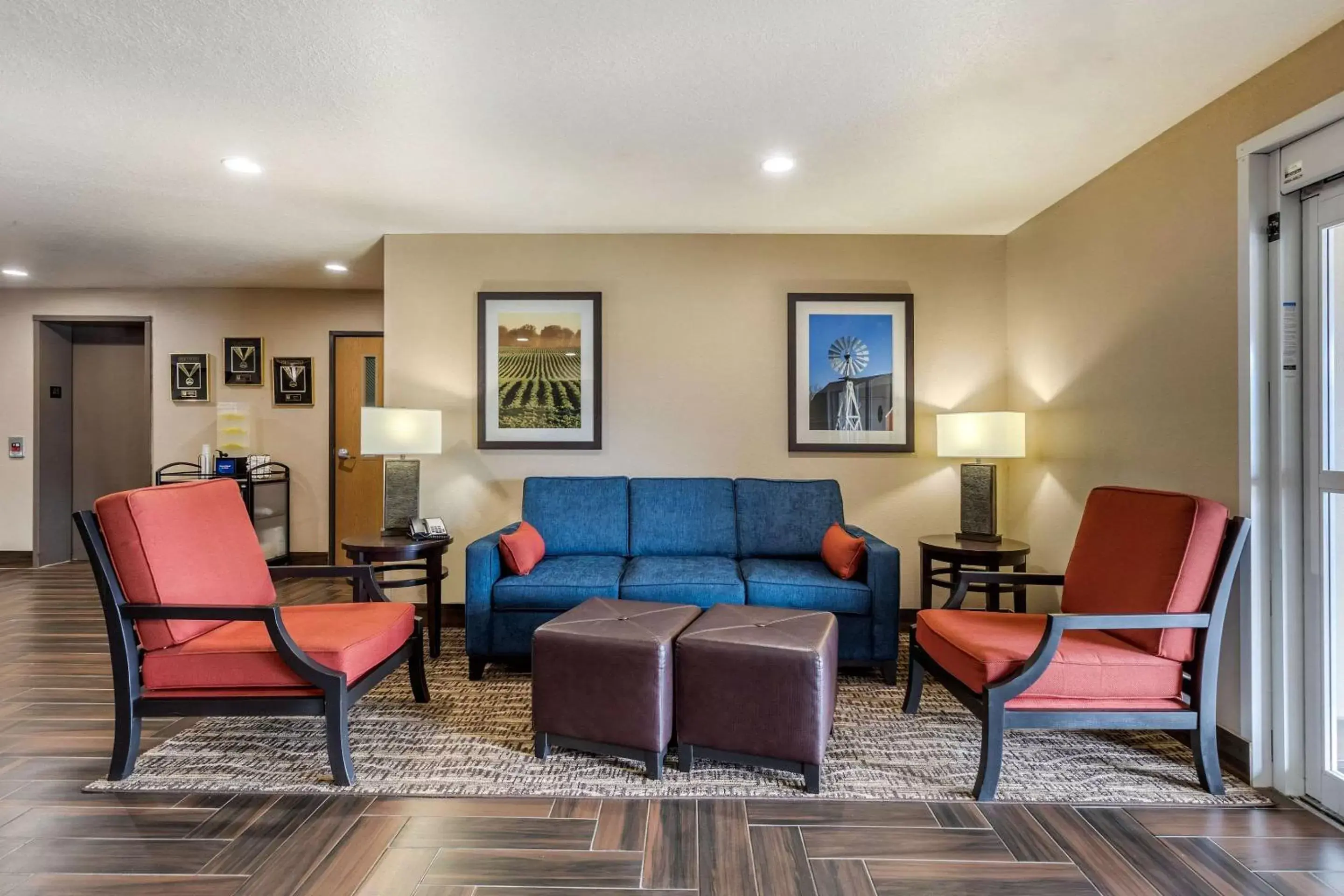 Lobby or reception, Seating Area in Comfort Inn Story City