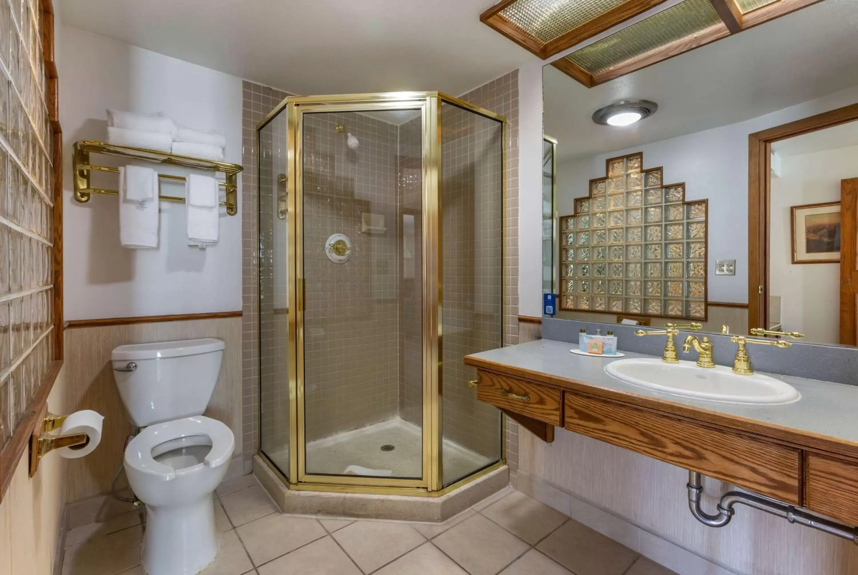 TV and multimedia, Bathroom in Howard Johnson by Wyndham Billings