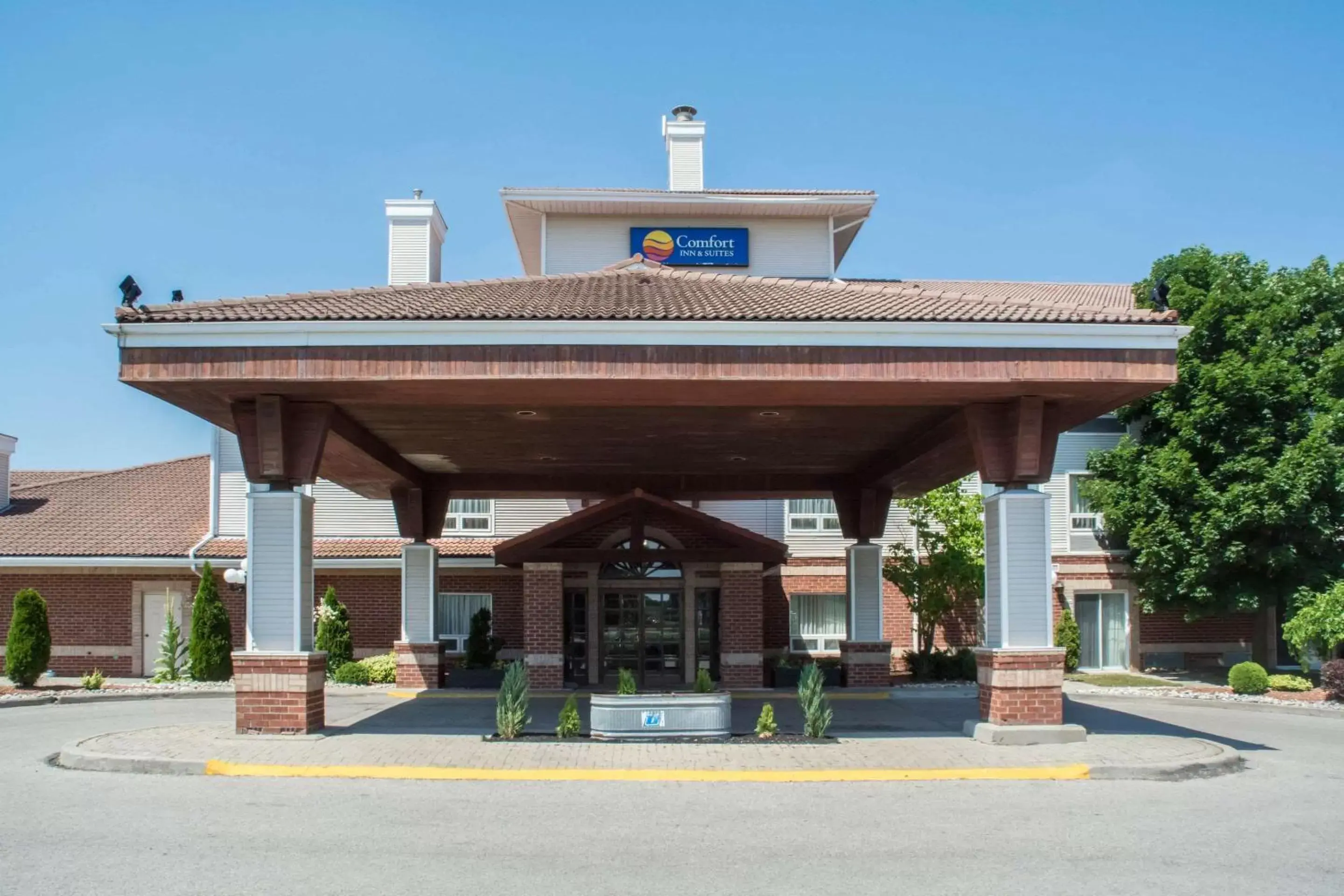 Property building in Comfort Inn and Suites Ingersoll
