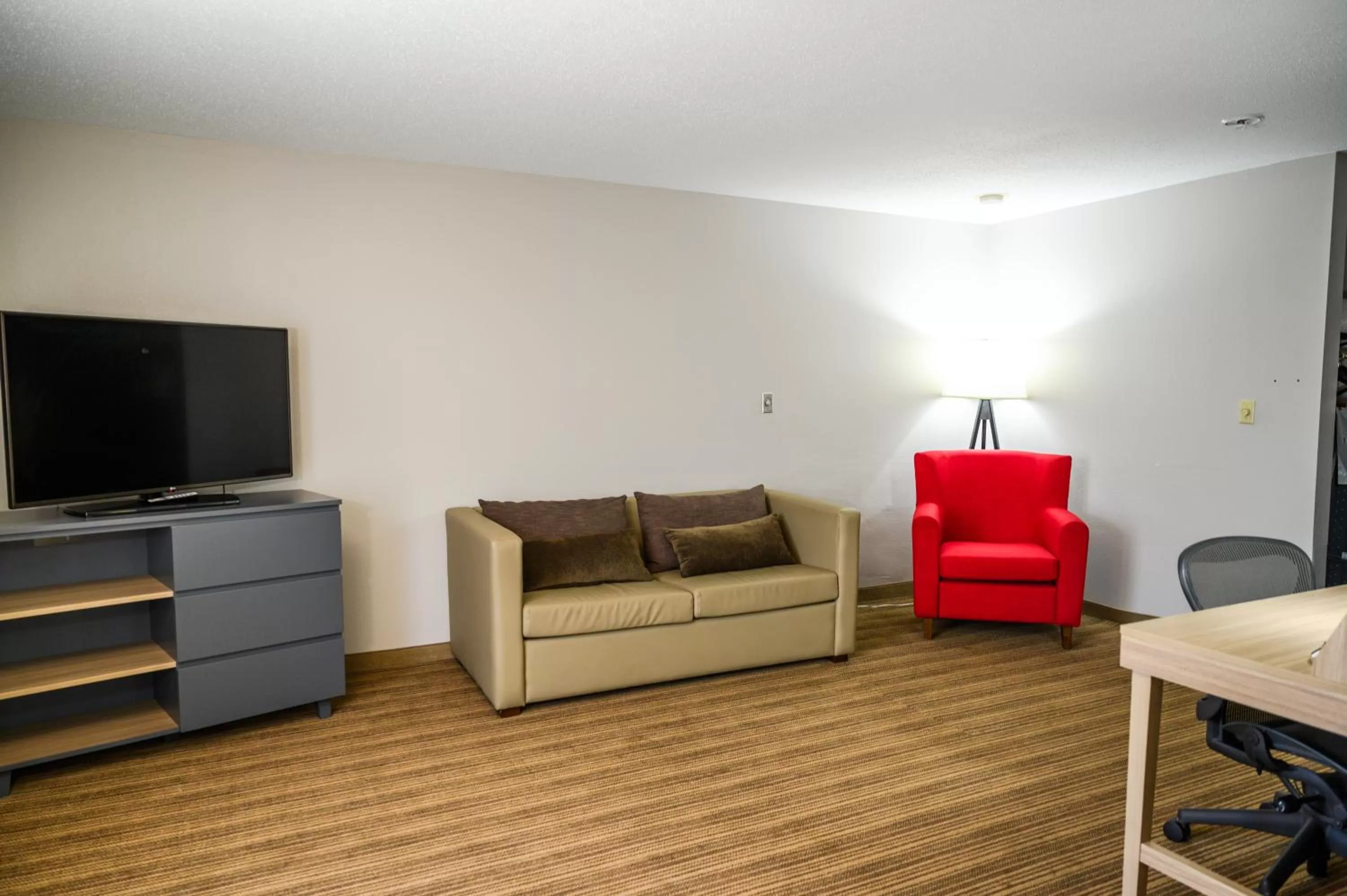 TV and multimedia in Country Inn & Suites by Radisson, Greenfield, IN