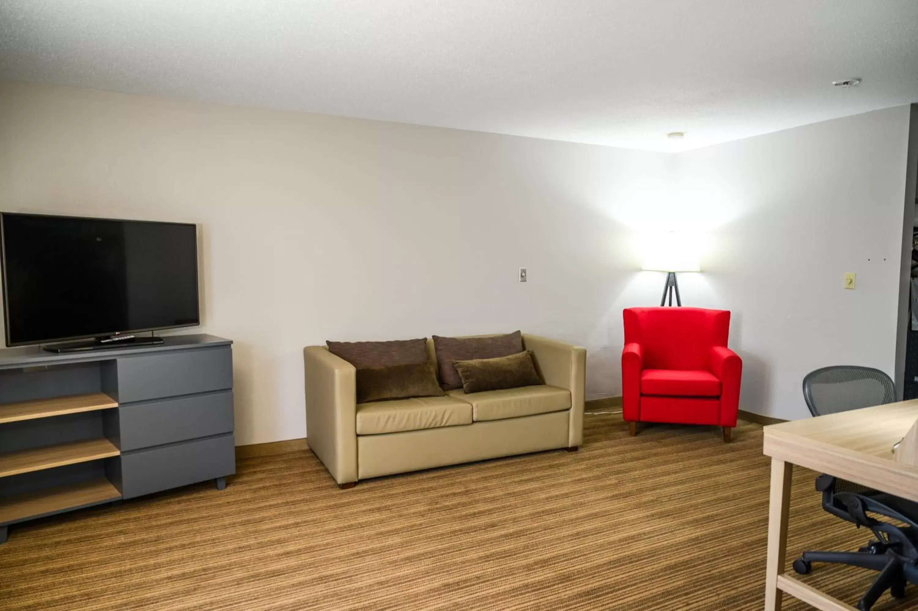 Seating Area in Country Inn & Suites by Radisson, Greenfield, IN
