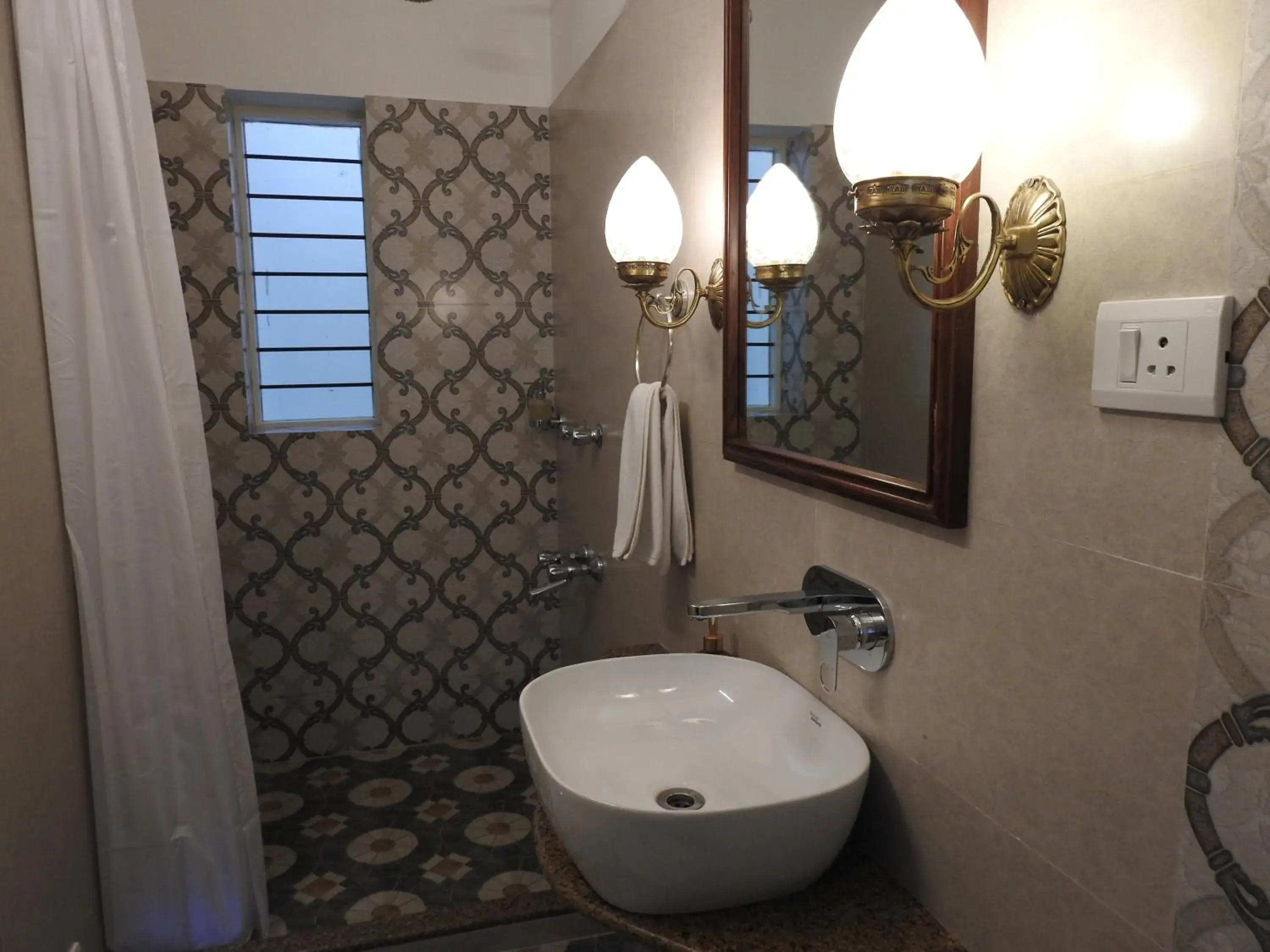 Bathroom in Jai Niwas Garden Hotel