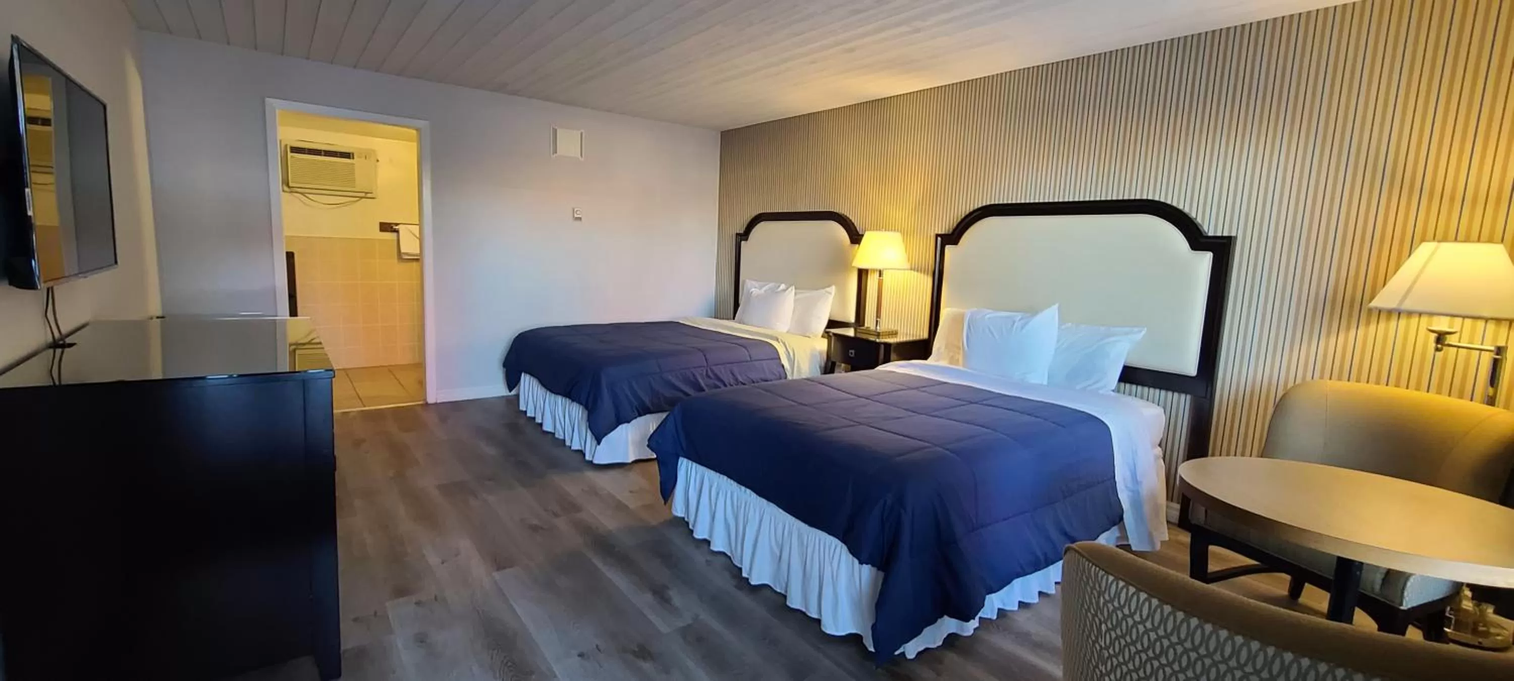 Bed in Choice Inn by the falls