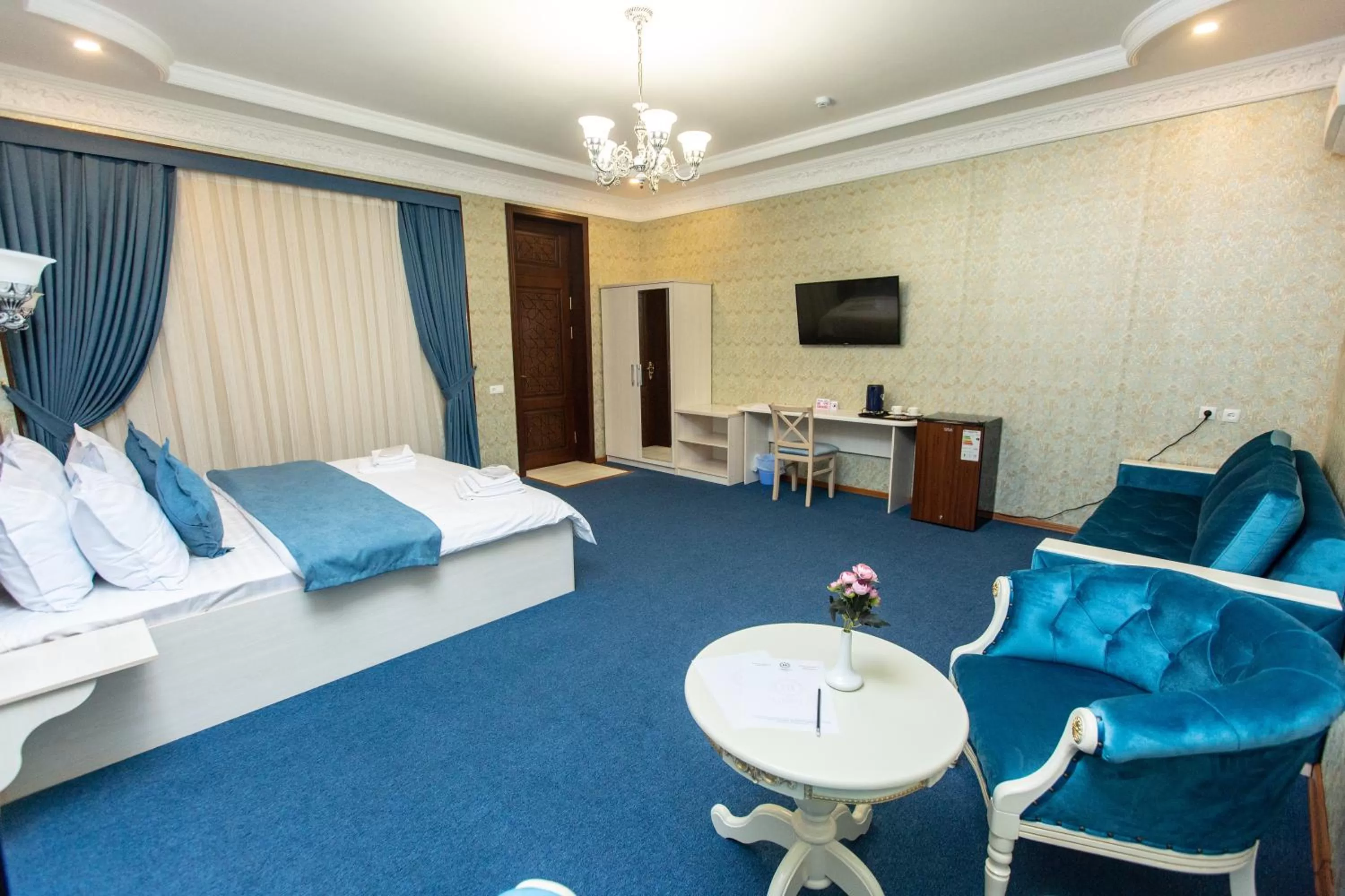 TV and multimedia, Bed in Mirzo Boutique Hotel