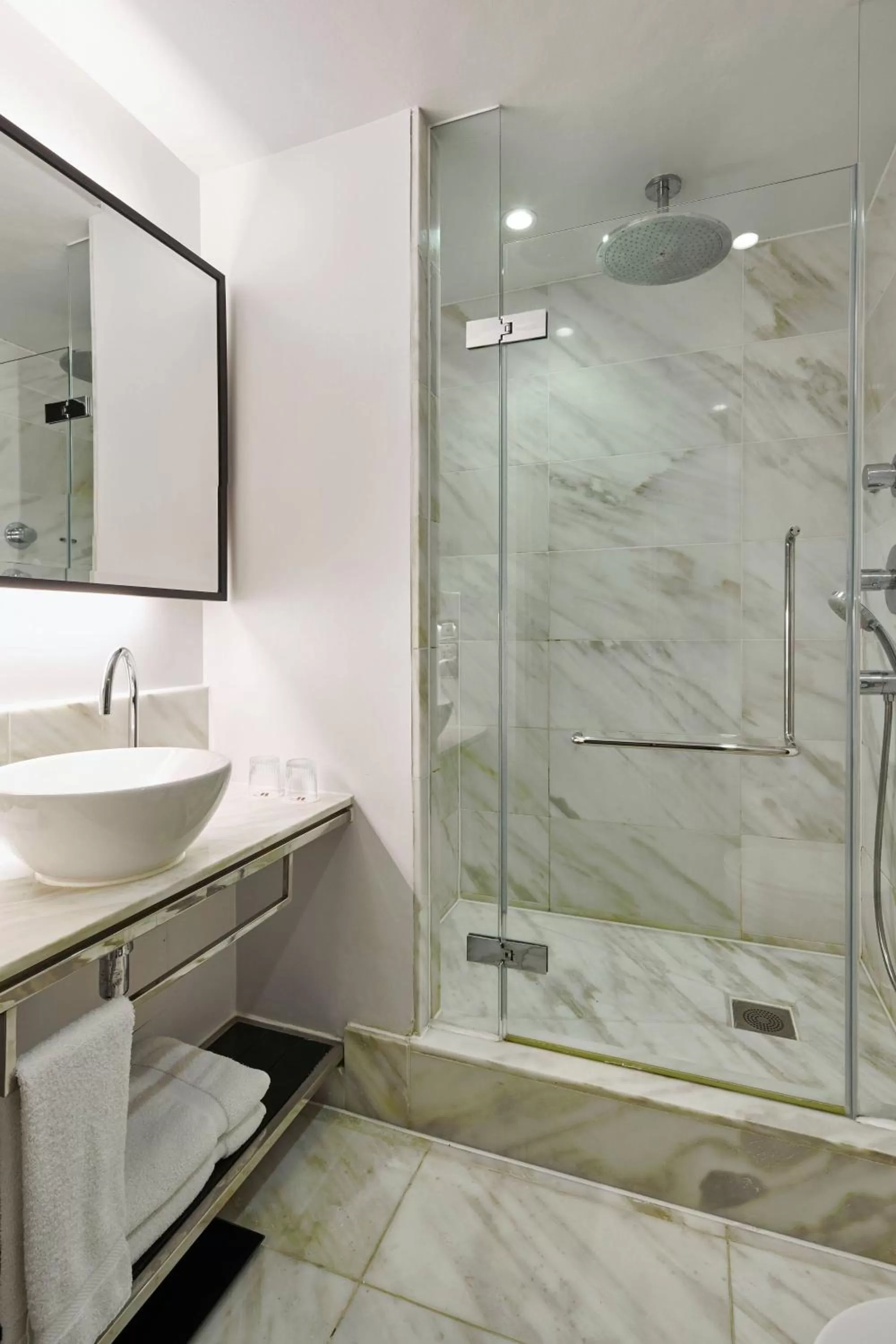 Bathroom in London Marriott Hotel Grosvenor Square