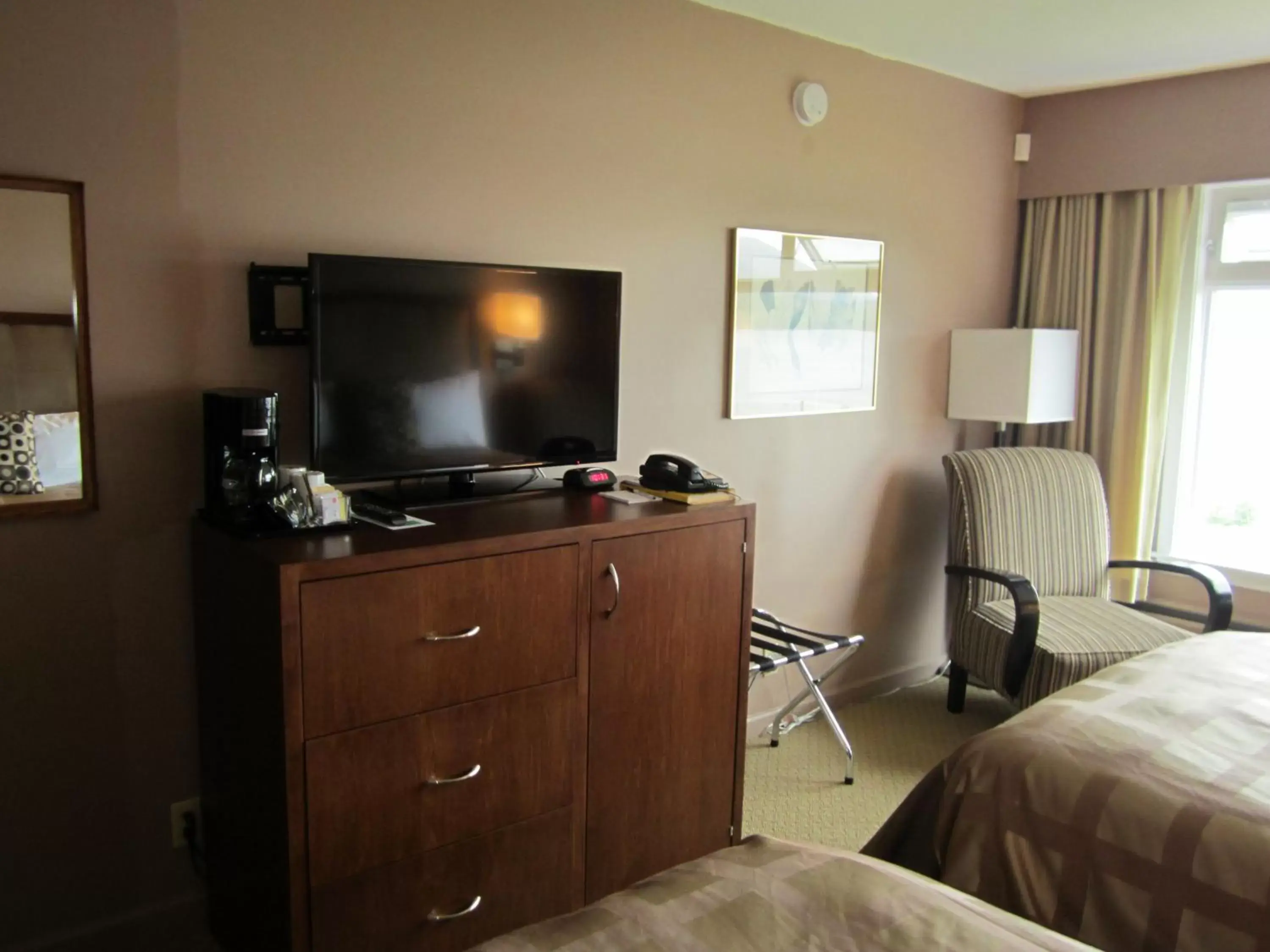 TV and multimedia, TV/Entertainment Center in Inn on the Harbour