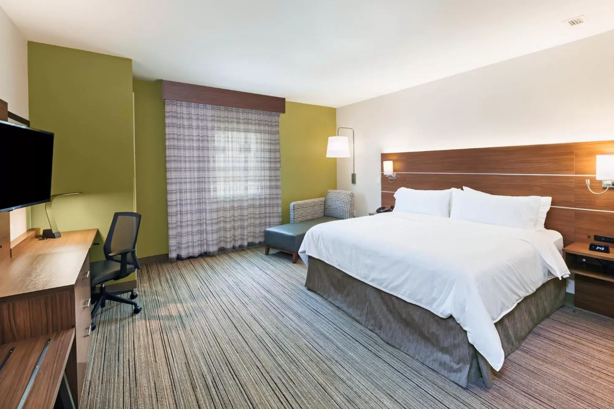 TV and multimedia, Bed in Holiday Inn Express & Suites - Lenexa - Overland Park Area, an IHG Hotel