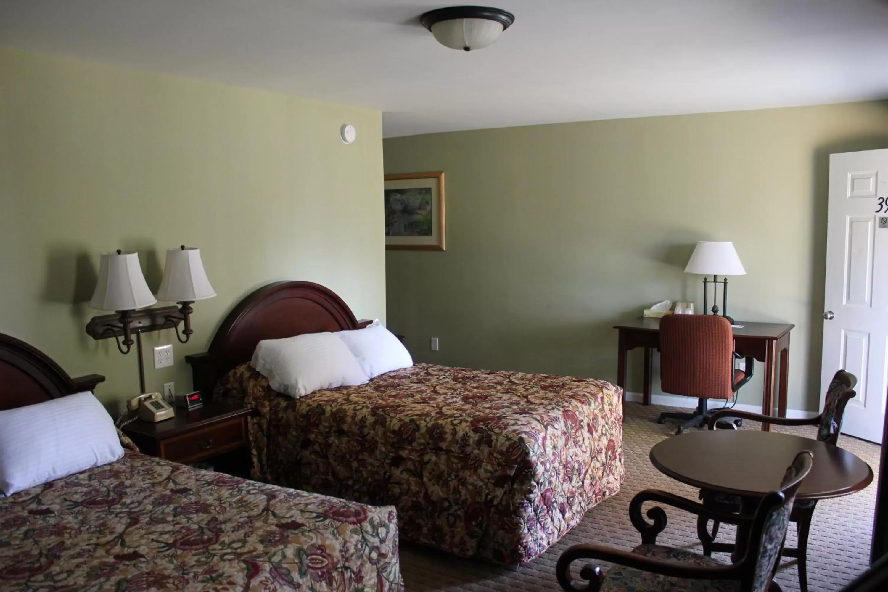 Photo of the whole room, Bed in Heidi's Inn