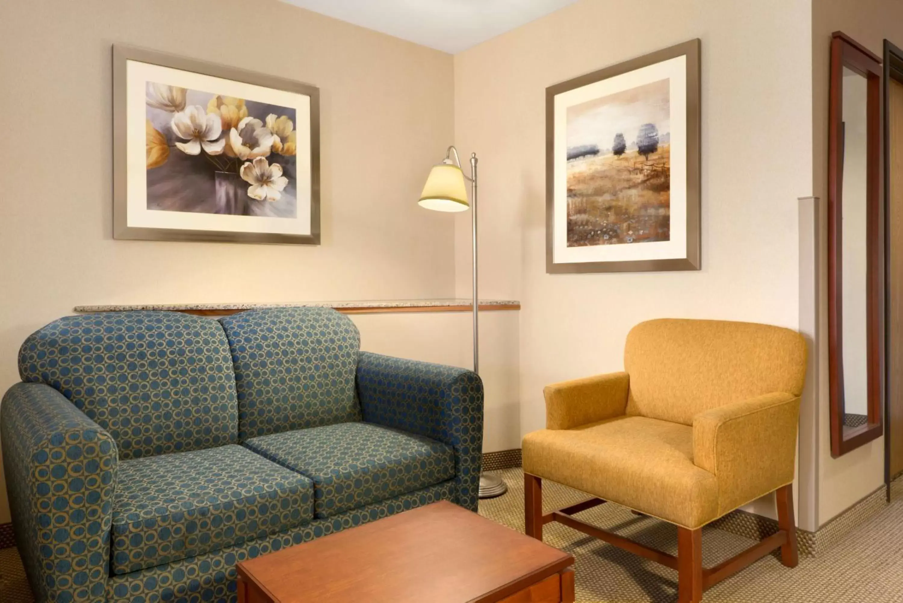 Bed, Seating Area in Hampton Inn Spearfish