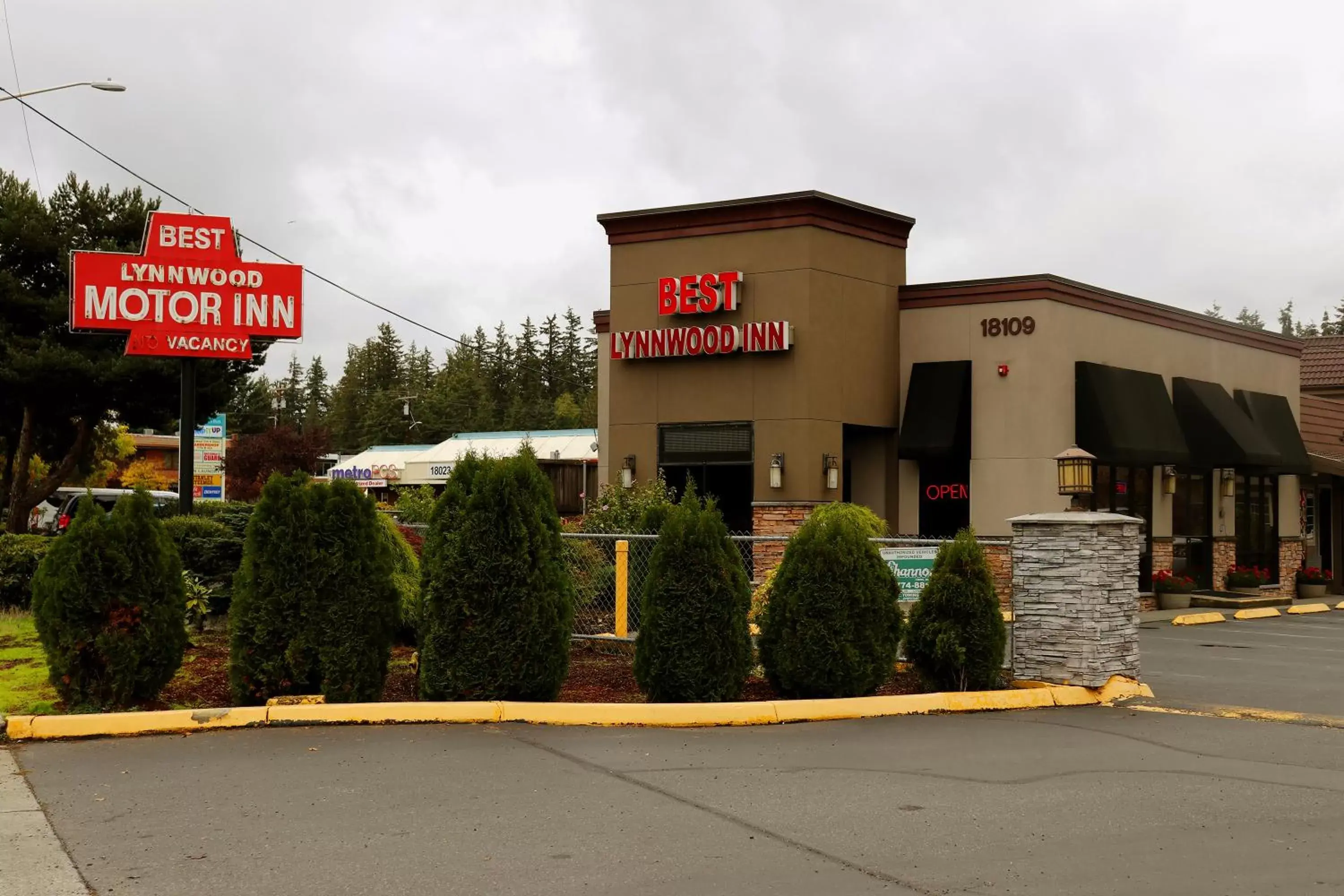 Property Building in Best Lynnwood Inn