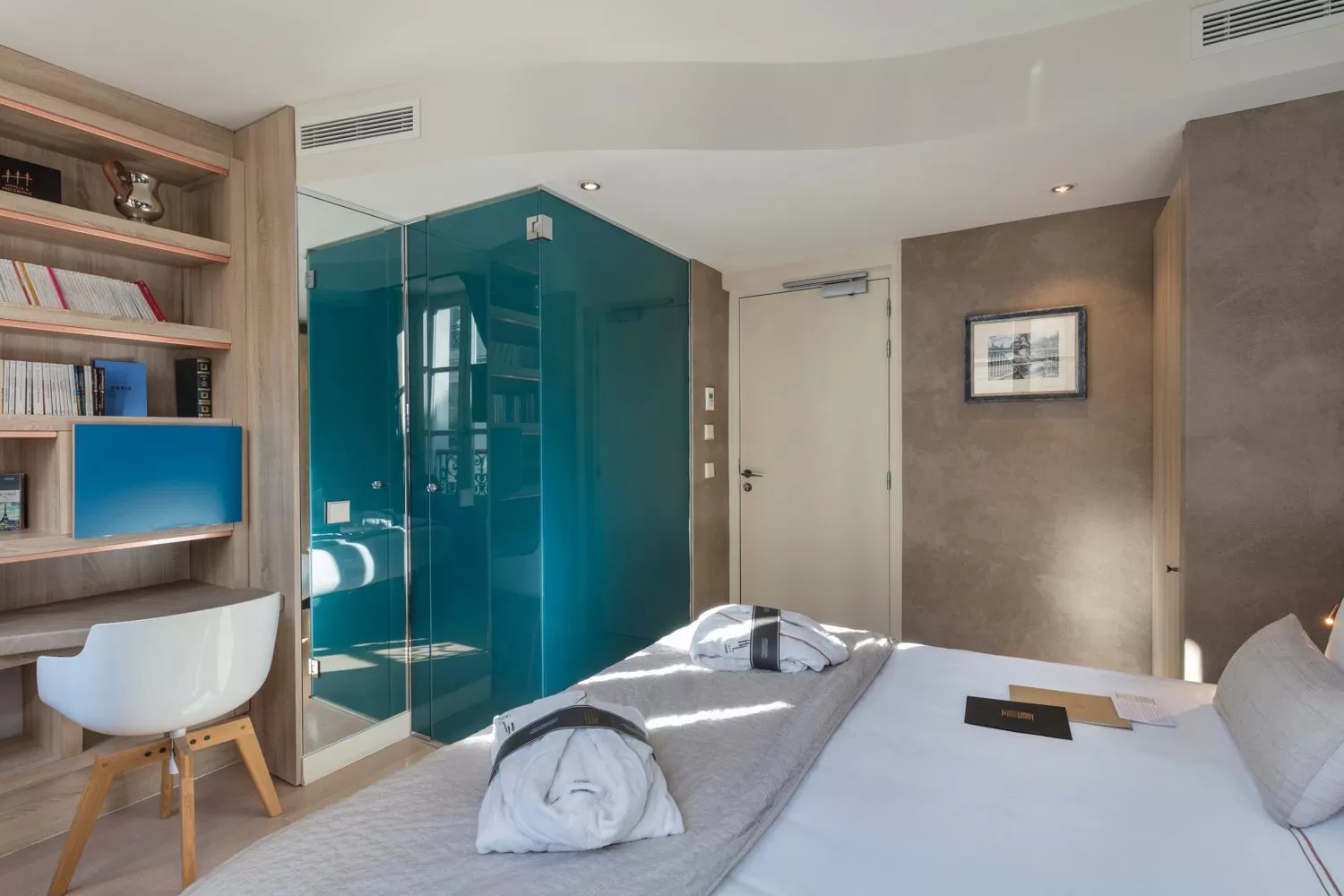 Bedroom, Bed in Hôtel de Lille - Saint-Germain des Près