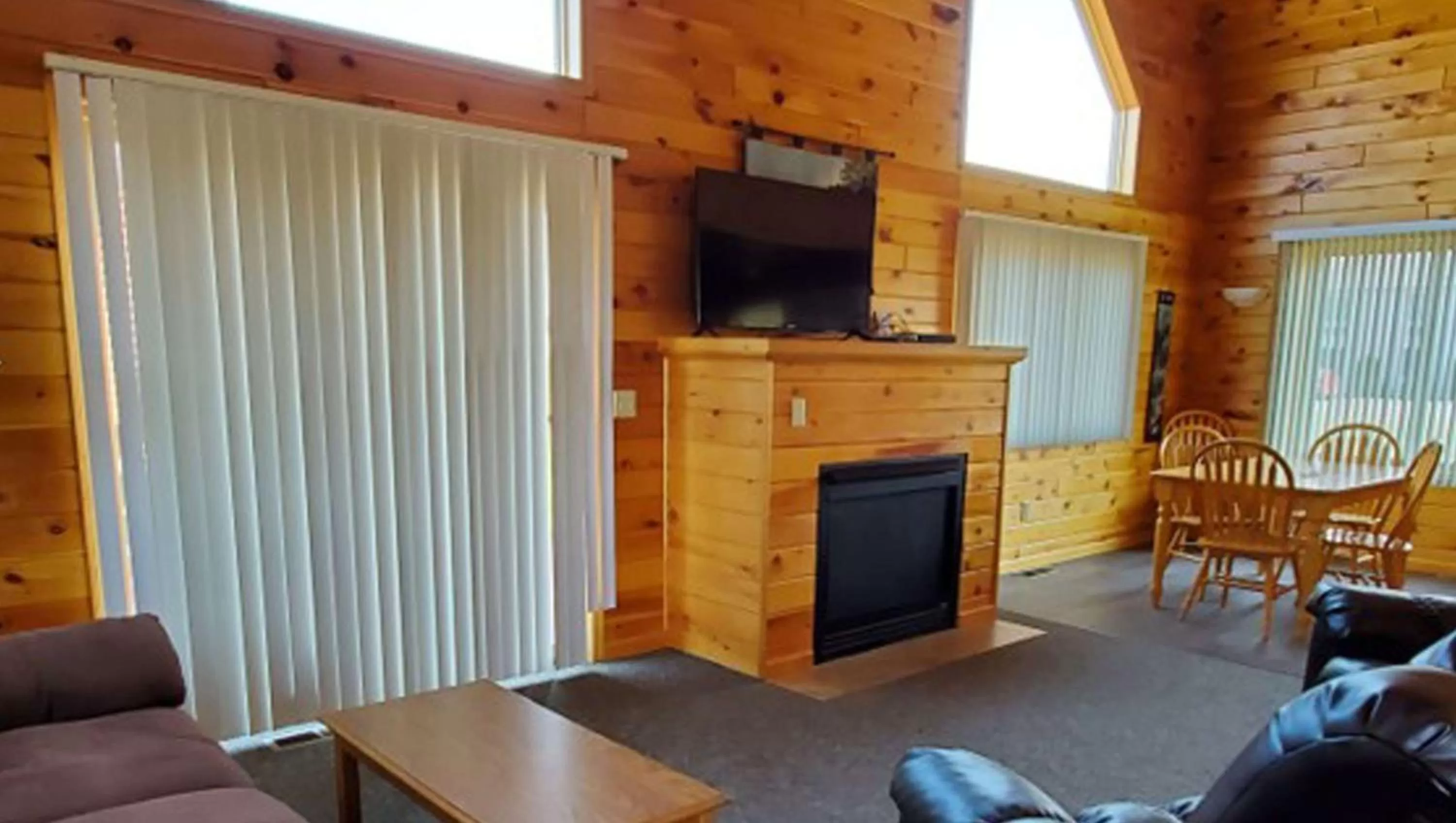 Photo of the whole room in Jasper Ridge Inn Ishpeming