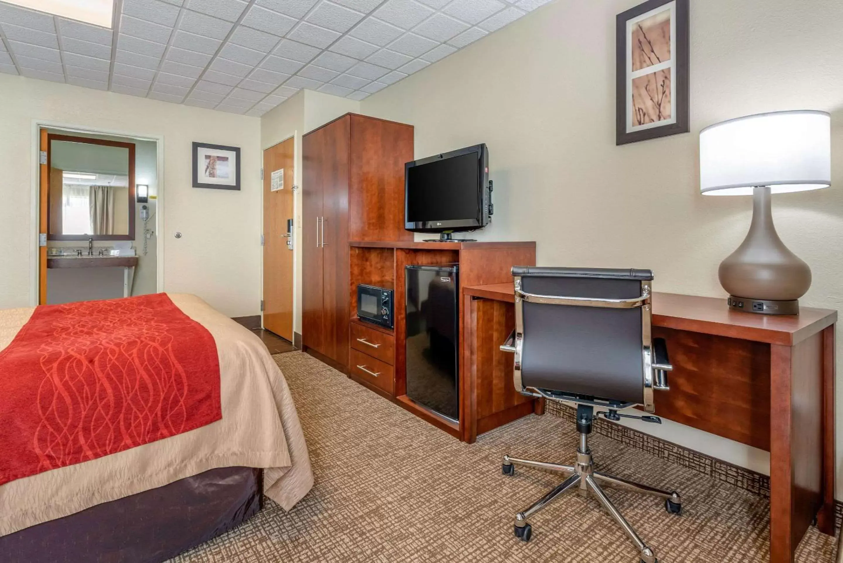 Photo of the whole room, TV/Entertainment Center in Comfort Inn Fremont