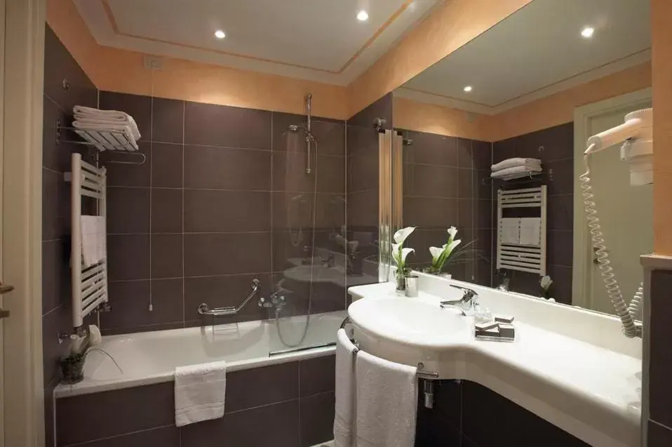 Bathroom in Savoia Hotel Regency