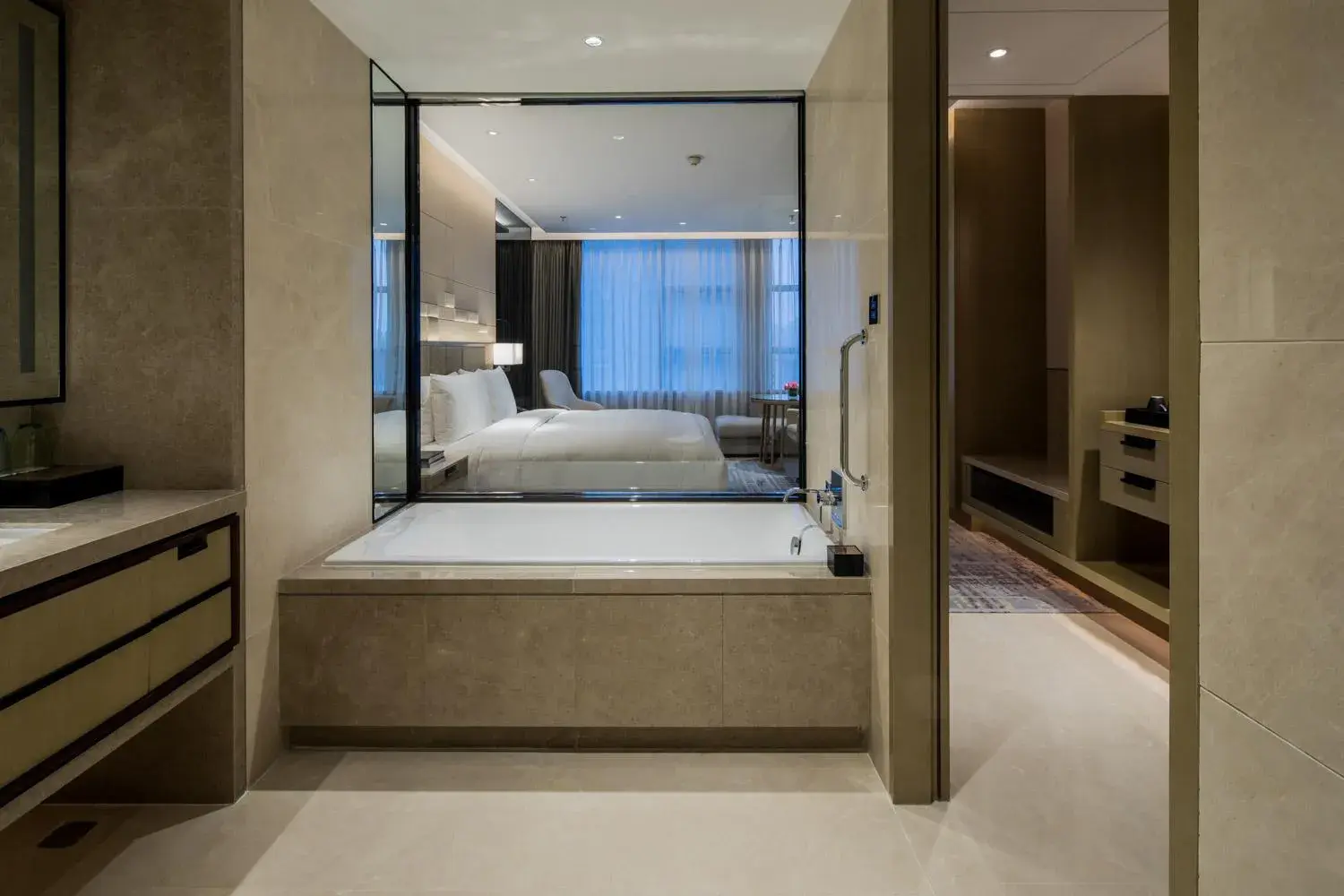 Toilet, Bed in Chengdu Marriott Hotel Financial Centre