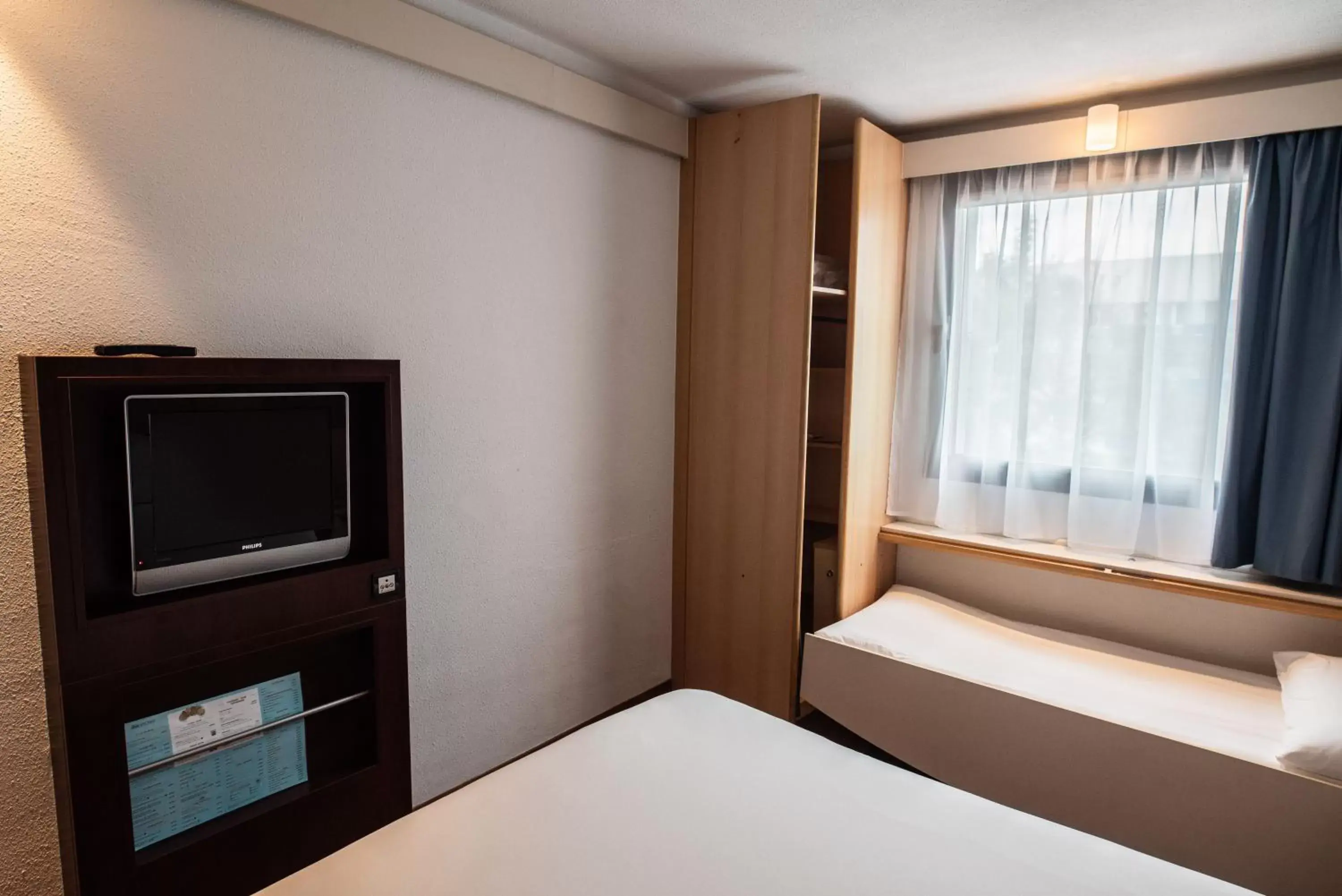 Bed, TV/Entertainment Center in Hotel Ibis Krakow Centrum