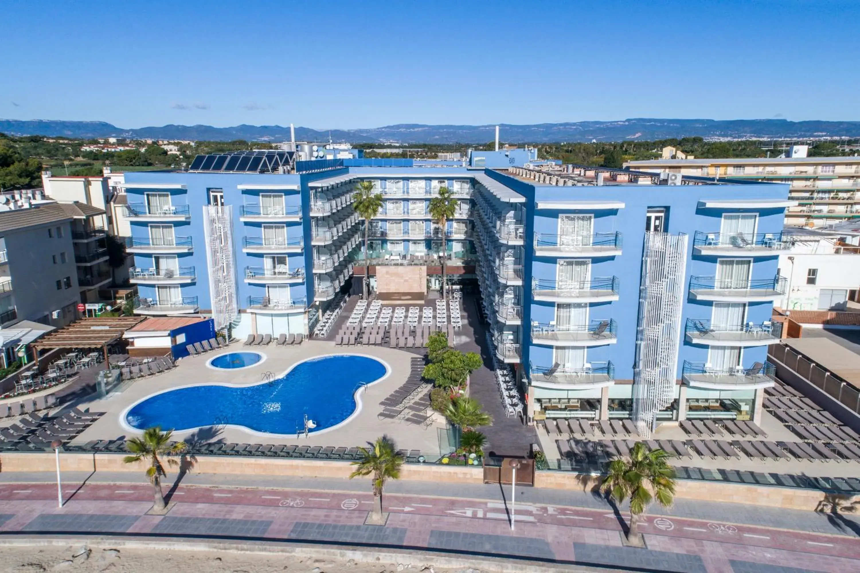 Property building, Pool View in Augustus