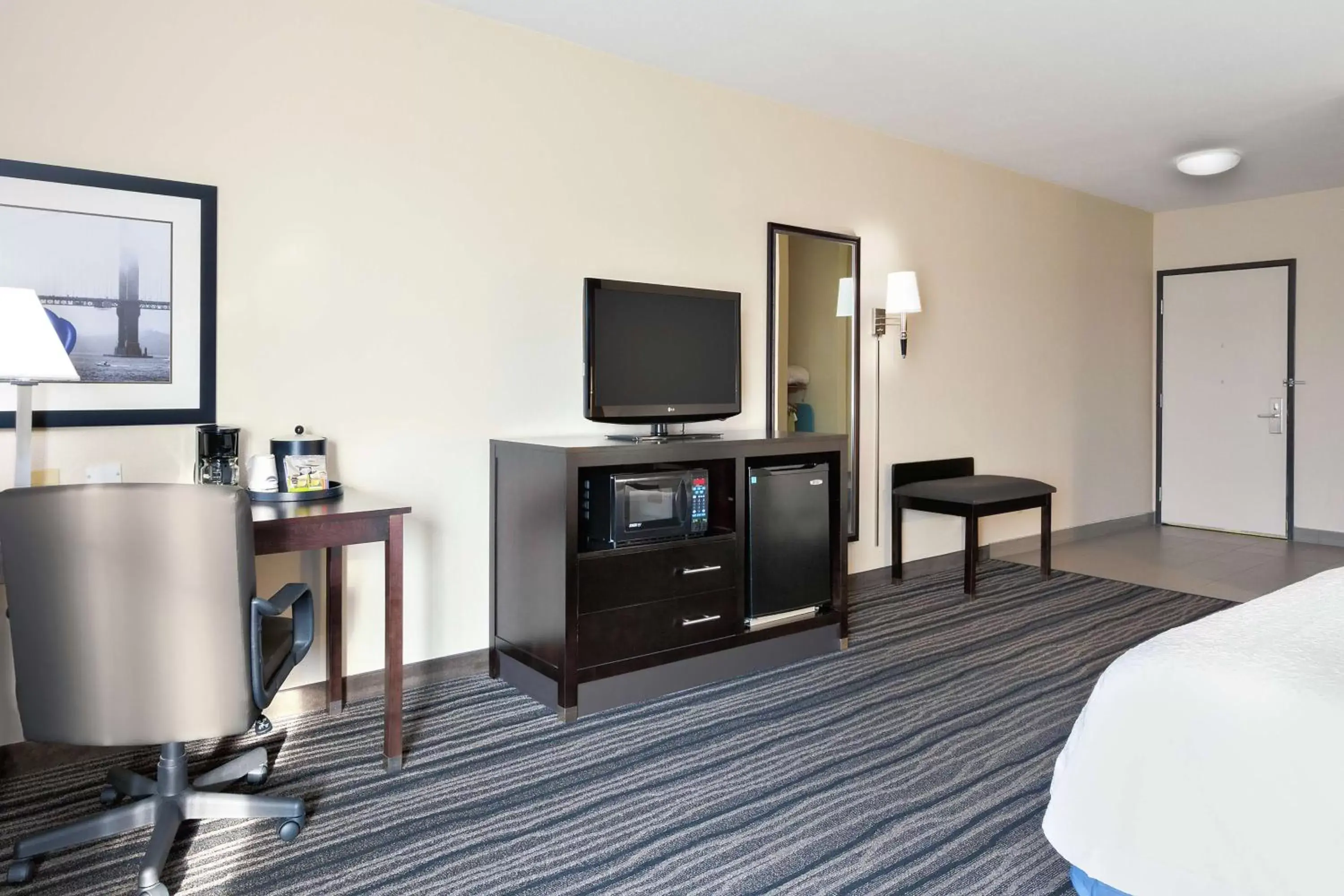 Bedroom, TV/Entertainment Center in Hampton Inn & Suites Mountain View