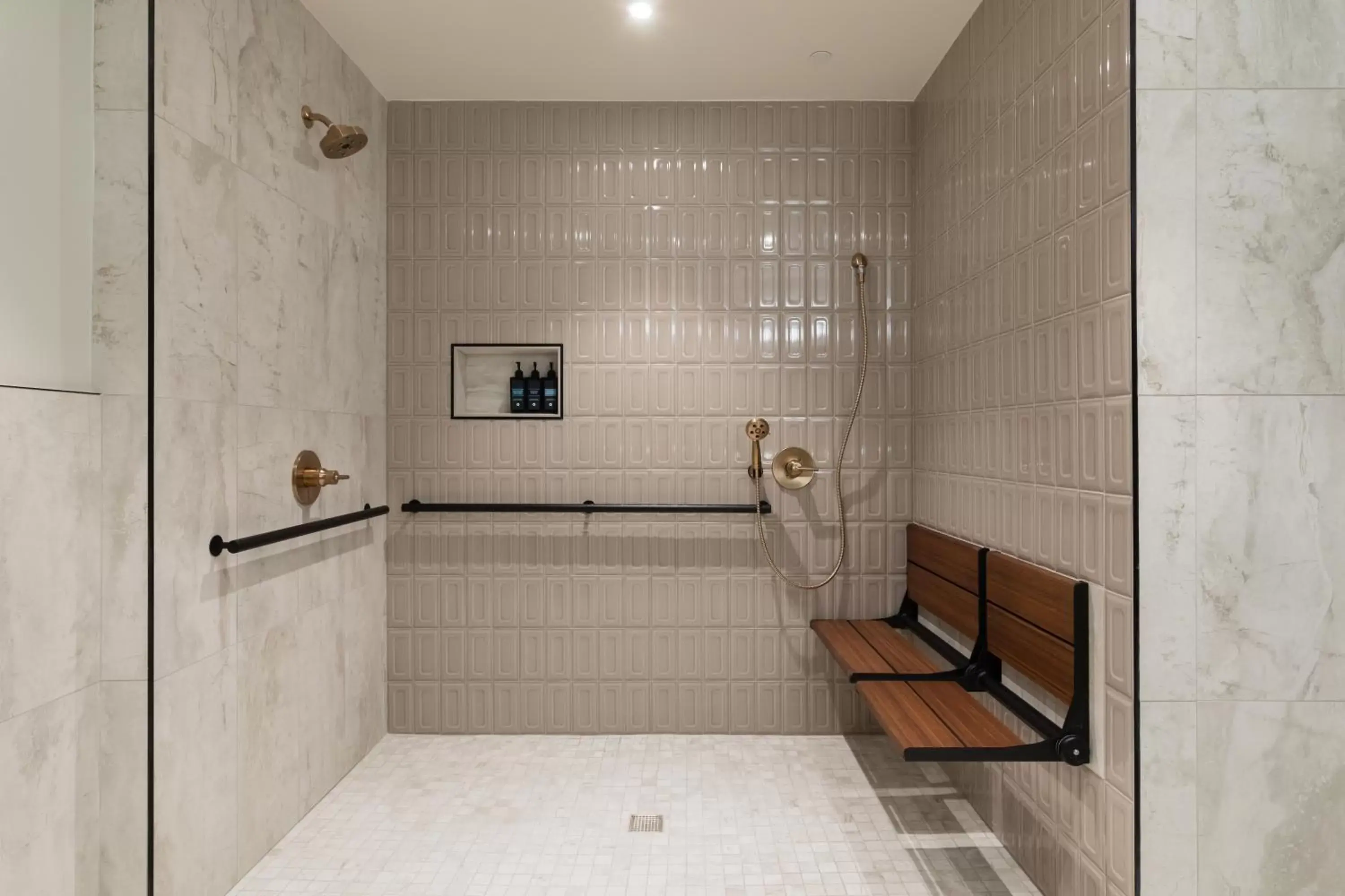 Shower, Kitchen/Kitchenette in Hotel Stratford