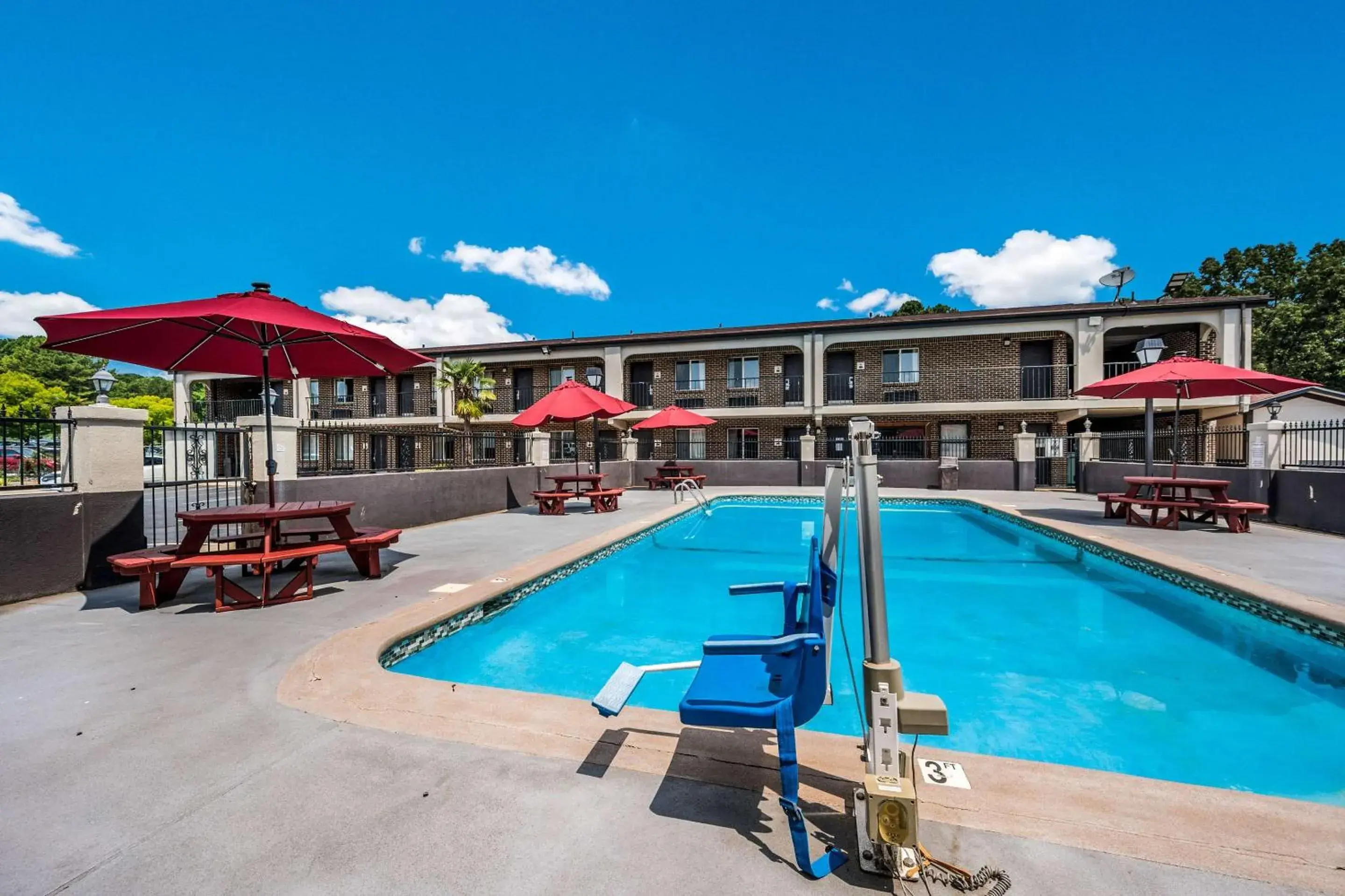 Activities, Swimming Pool in Econo Lodge Inn & Suites
