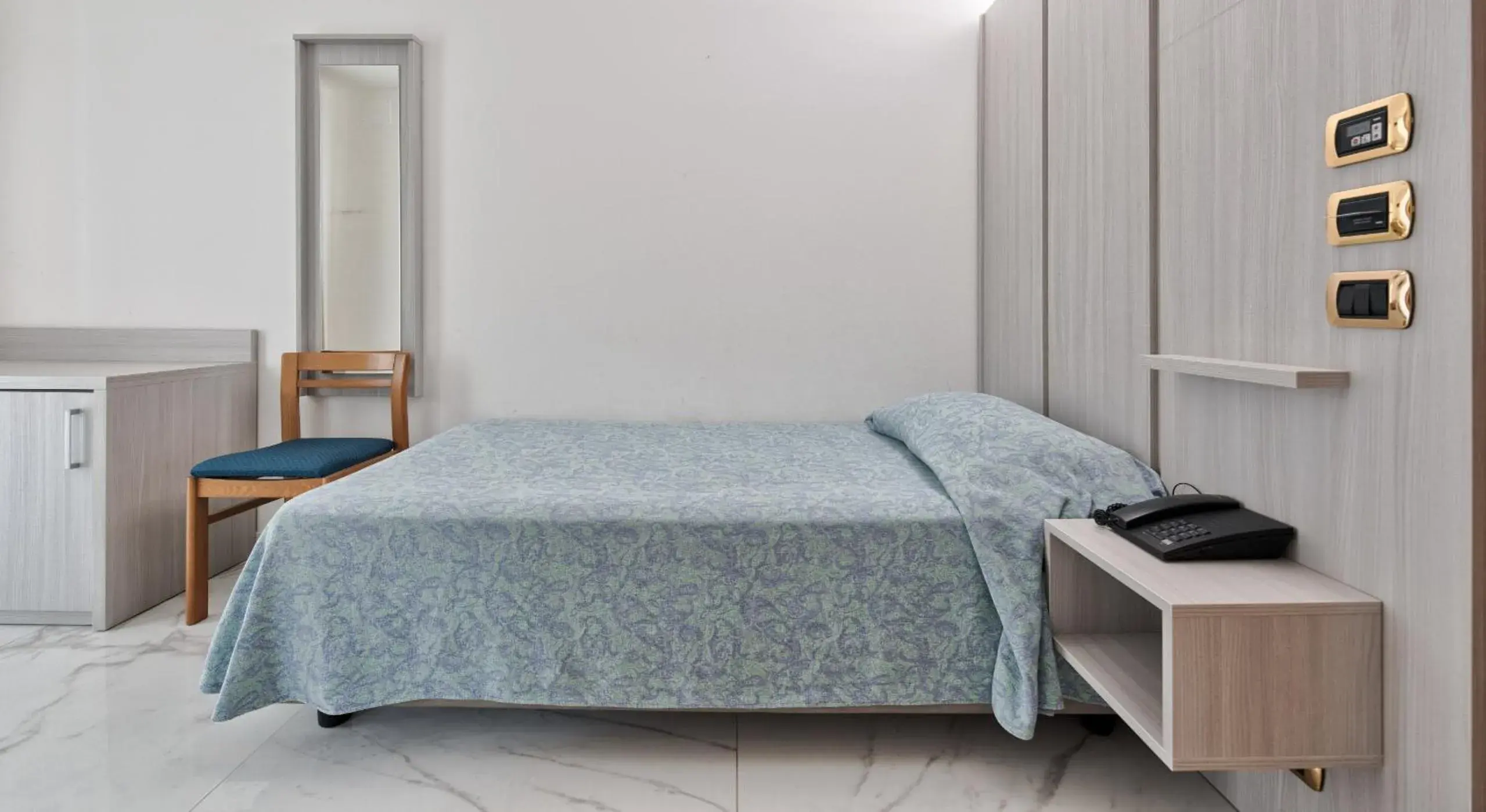 Large Single Room in Hotel Columbus Large Single Room in Hotel Columbus