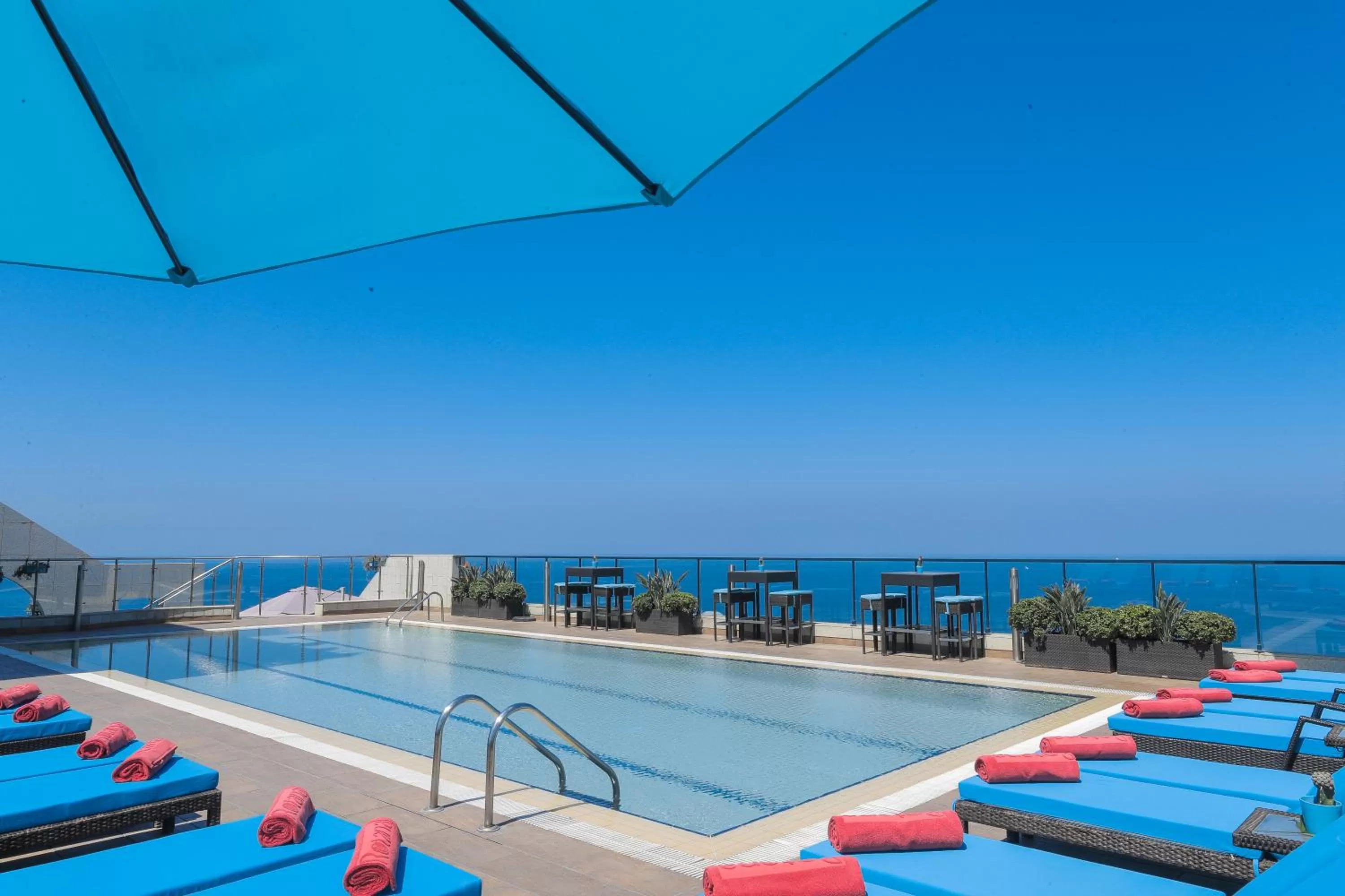 Swimming pool in Raouche Arjaan by Rotana