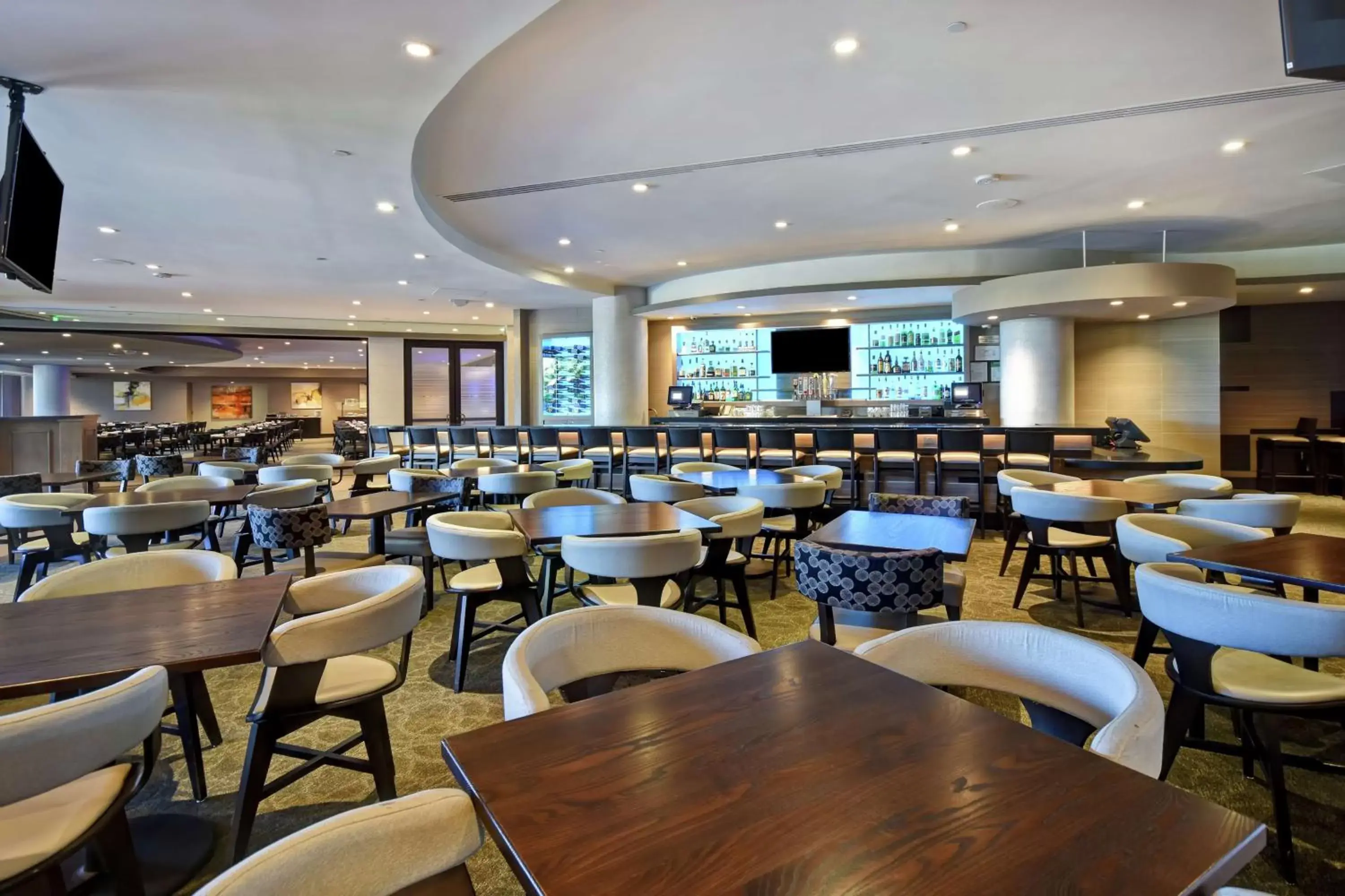 Lounge or bar, Restaurant/Places to Eat in DoubleTree by Hilton Pleasanton at The Club