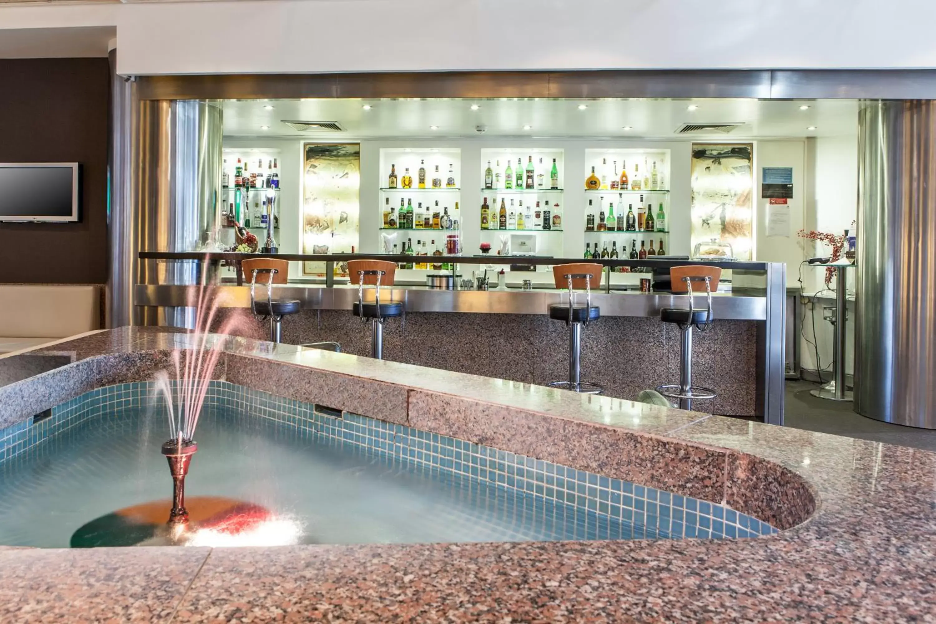 Lounge or bar, Swimming Pool in Holiday Inn Lisbon-Continental, an IHG Hotel