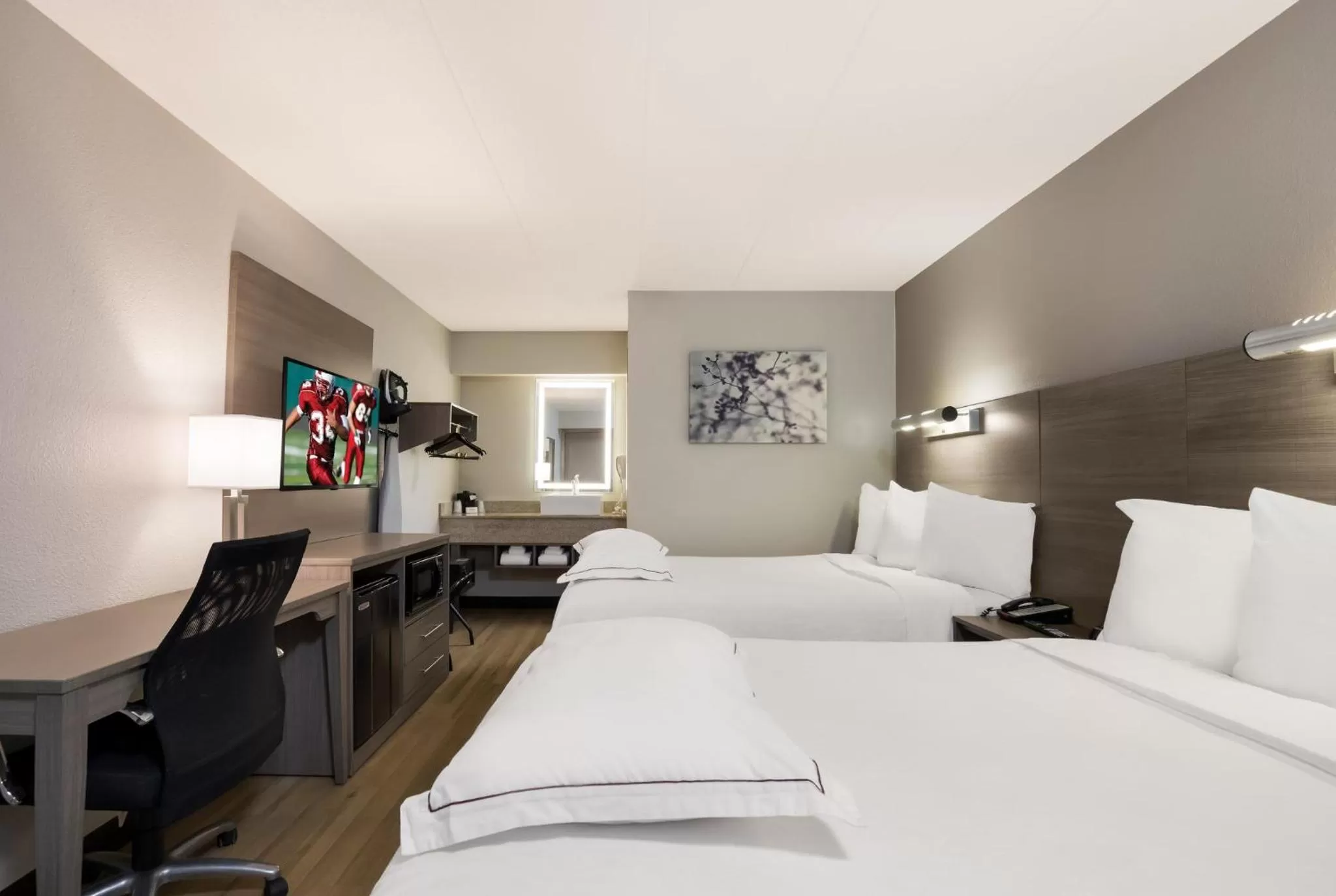 Photo of the whole room, Bed in Red Roof Inn PLUS+ Chicago - Naperville