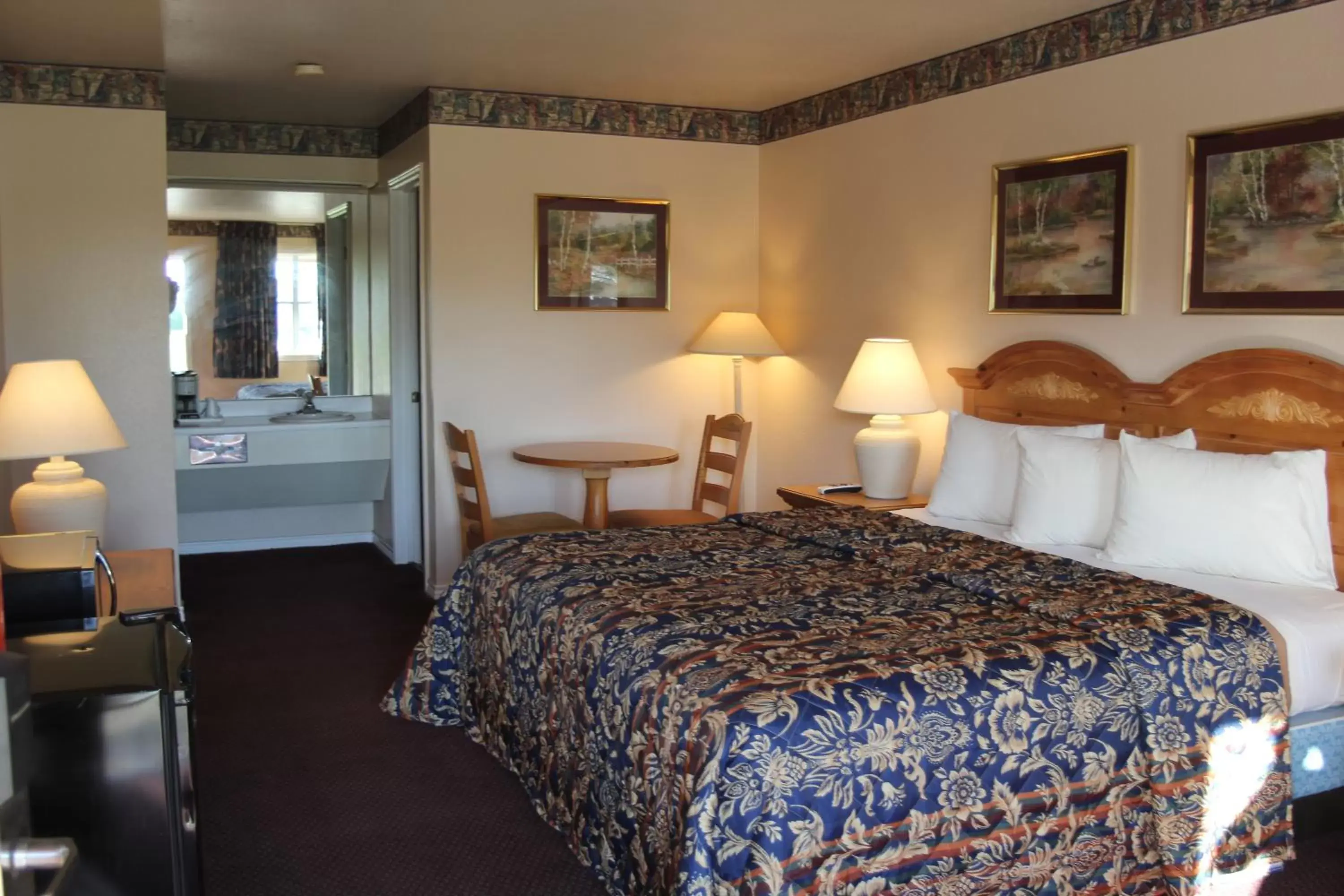 Photo of the whole room, Room Photo in Lakeside Inn & Suites