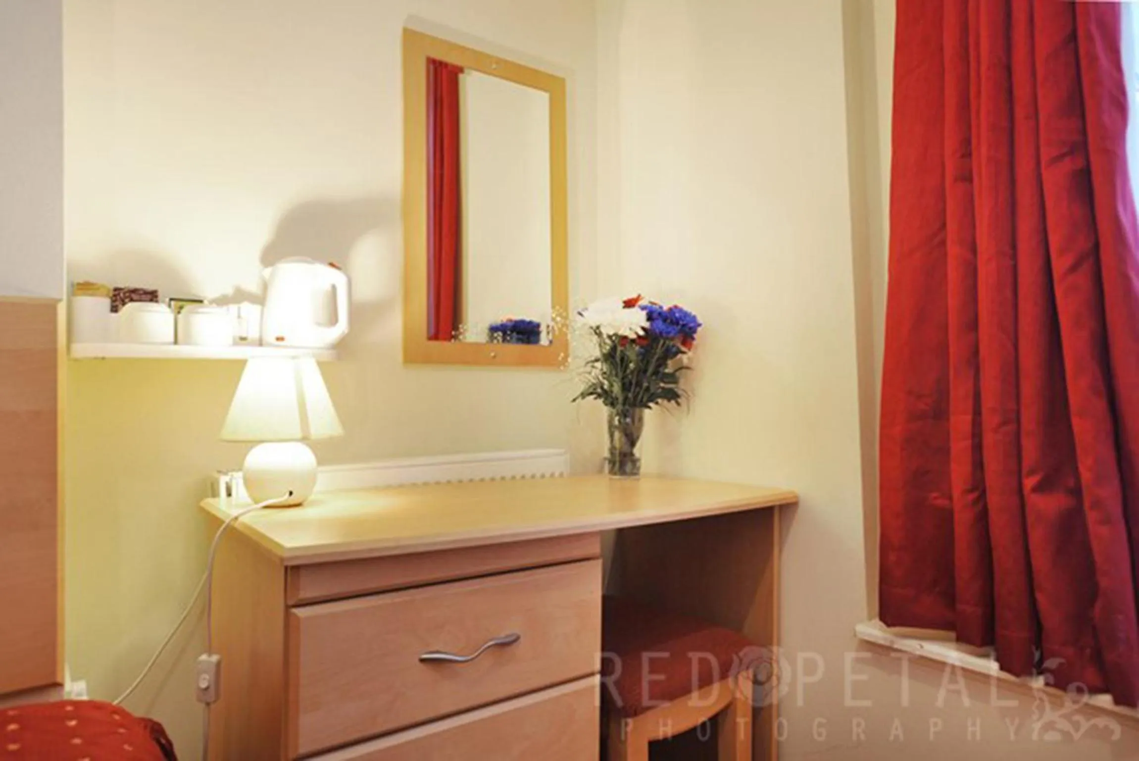 Seating area in Elmwood Hotel