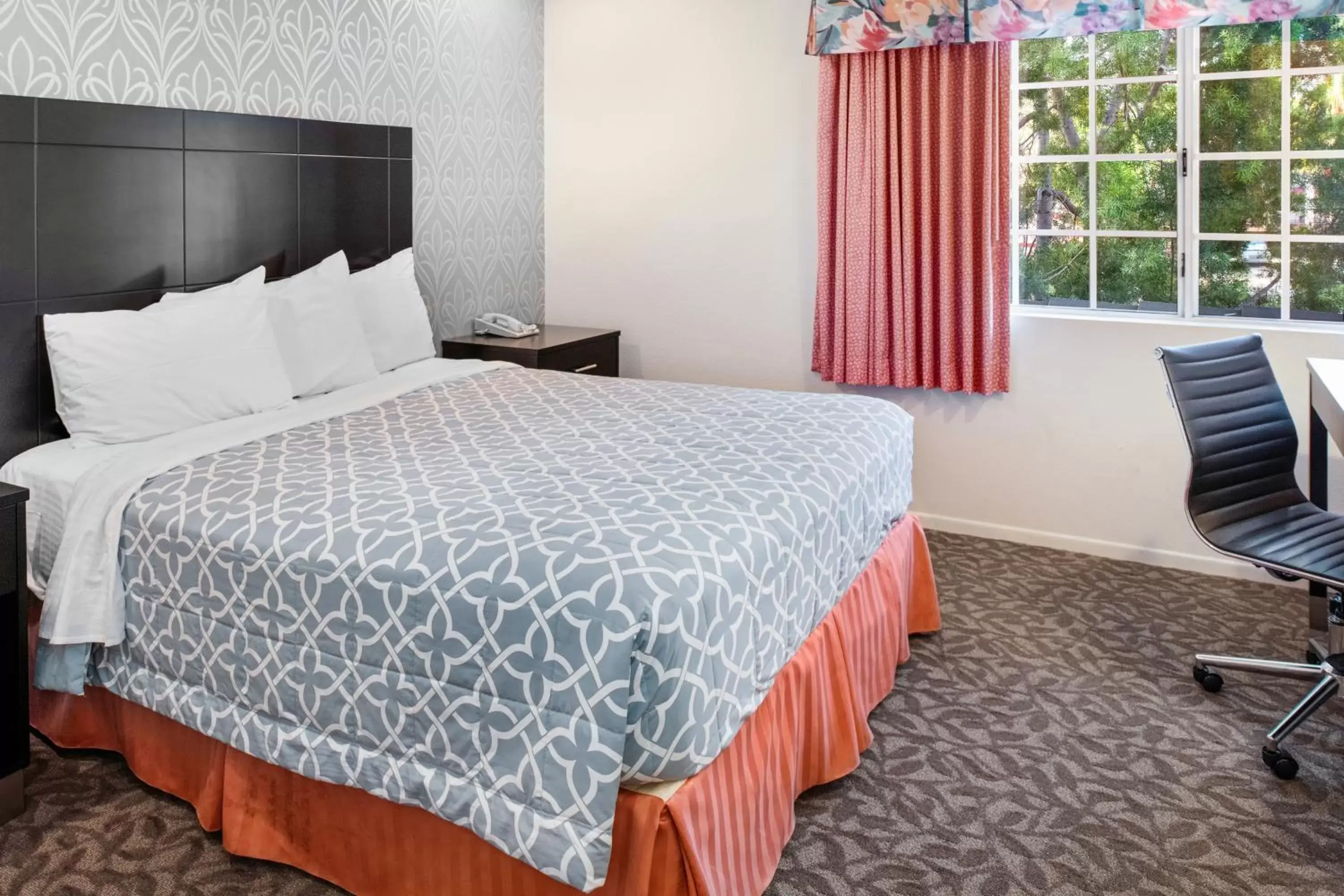 Bed in Glendale Hotel