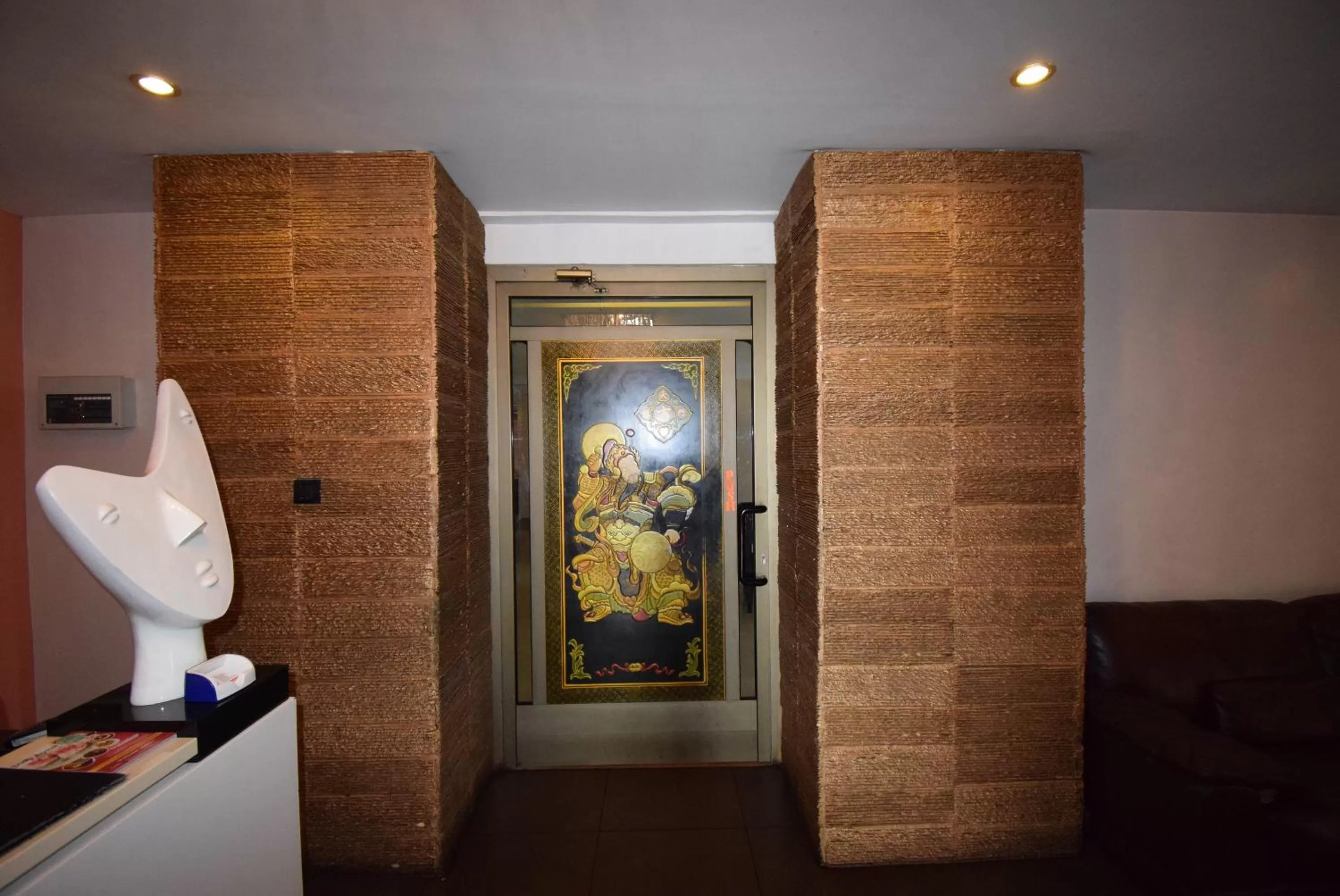 Facade/entrance in Noble House Hotel