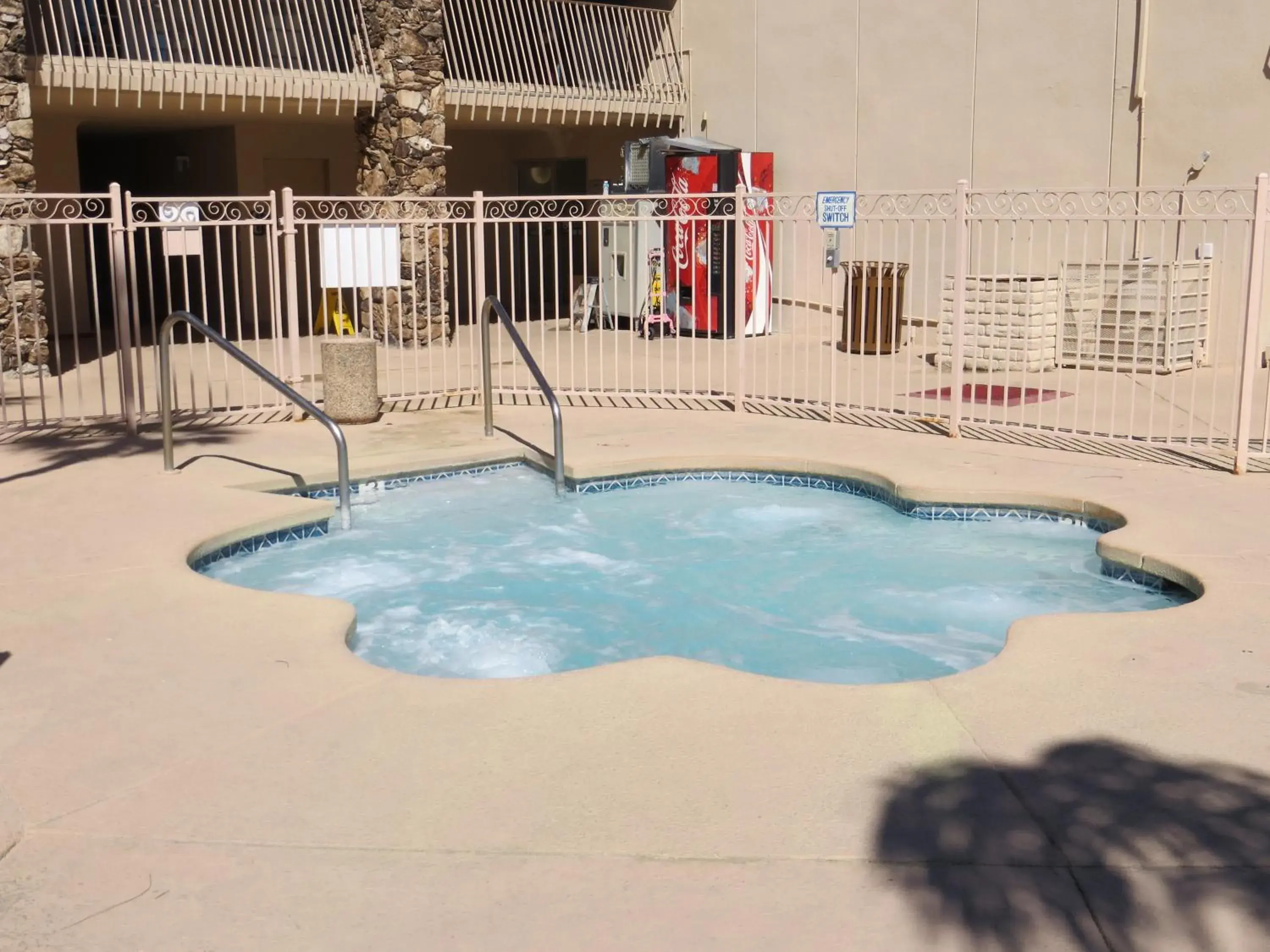 Hot Tub, Swimming Pool in Days Inn by Wyndham Palm Springs