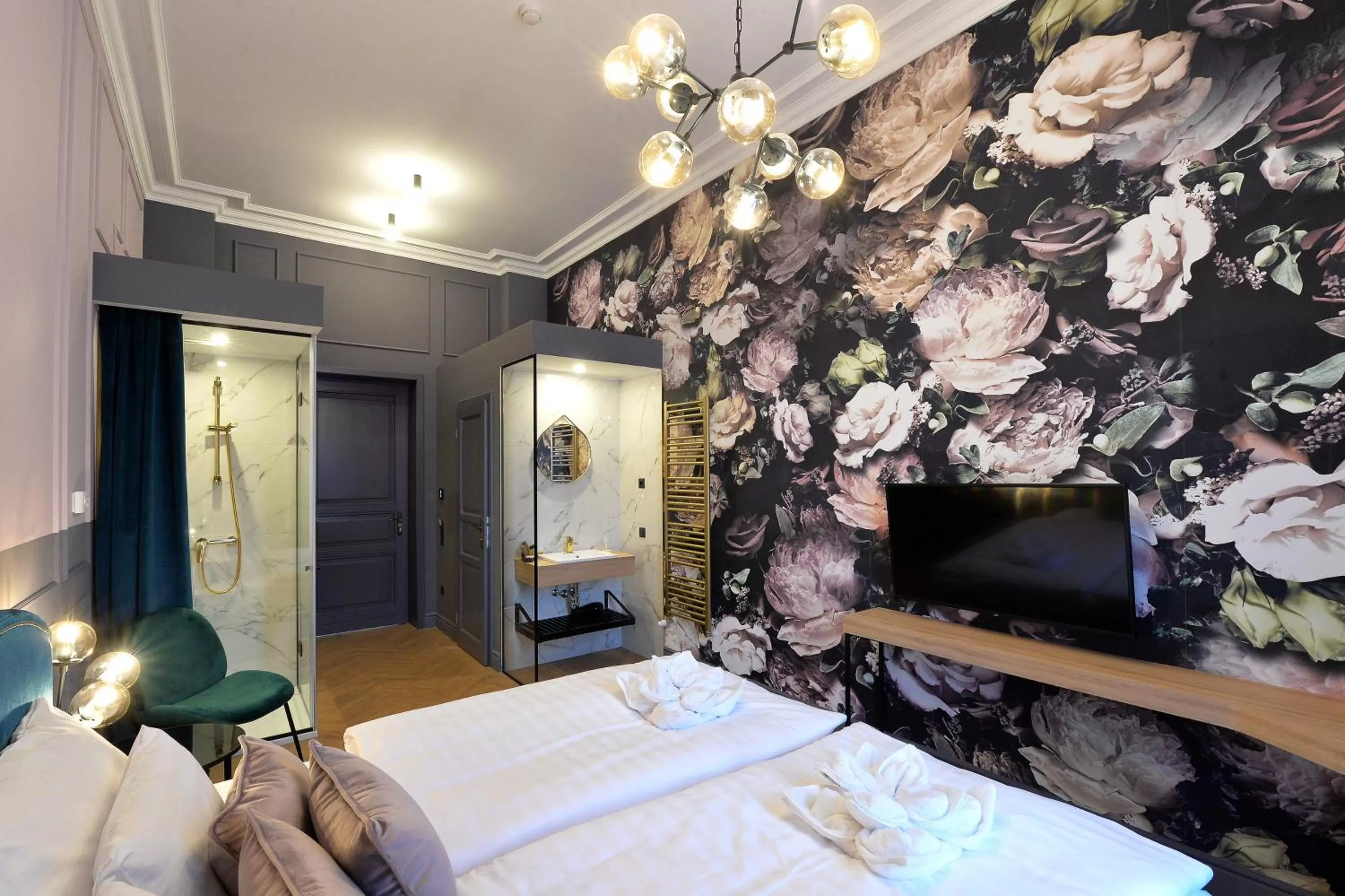 Photo of the whole room, Bed in 1552 Boutique Hotel