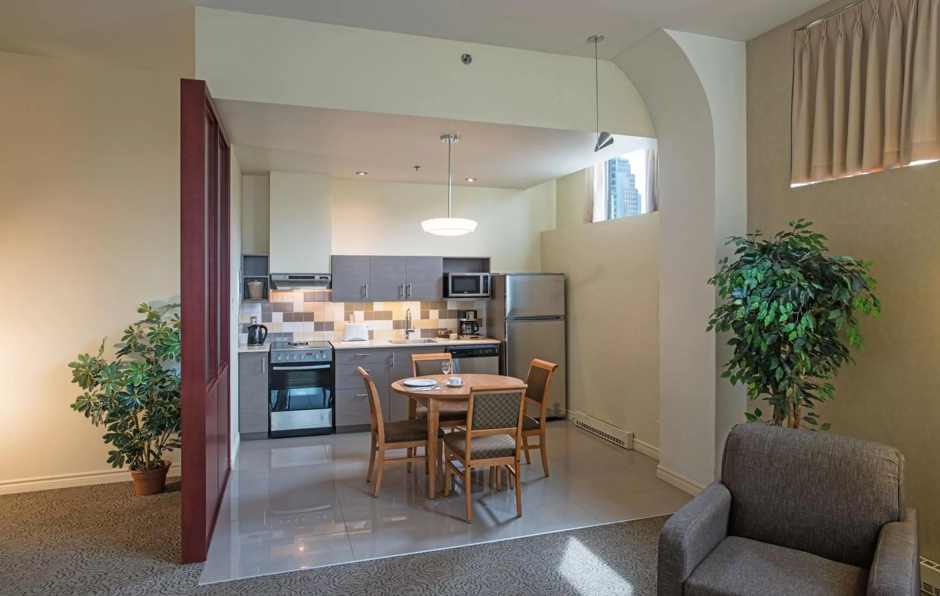 Kitchen or kitchenette in Le Square Phillips Hôtel & Suites