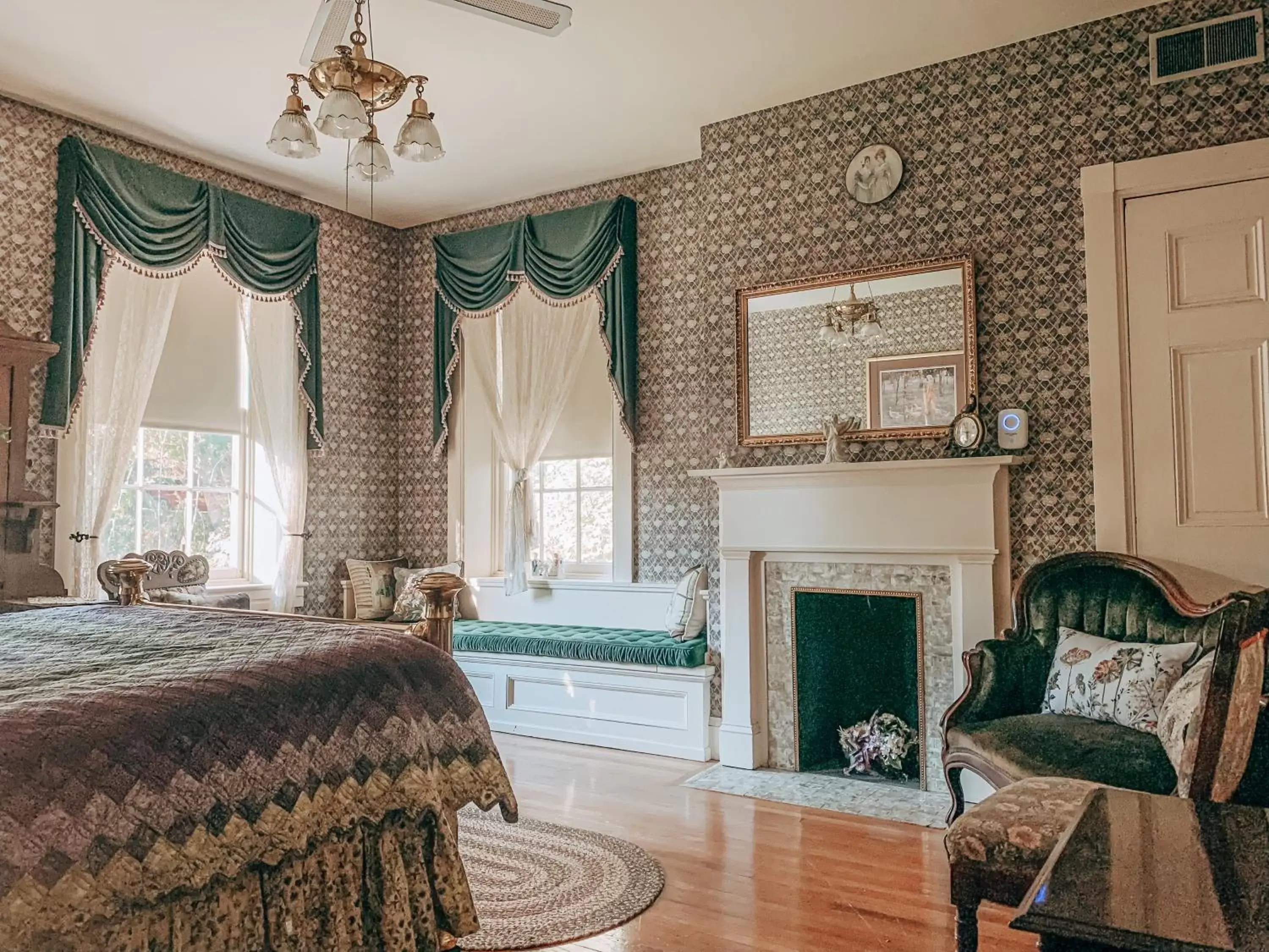 Photo of the whole room, Seating Area in The Emig Mansion