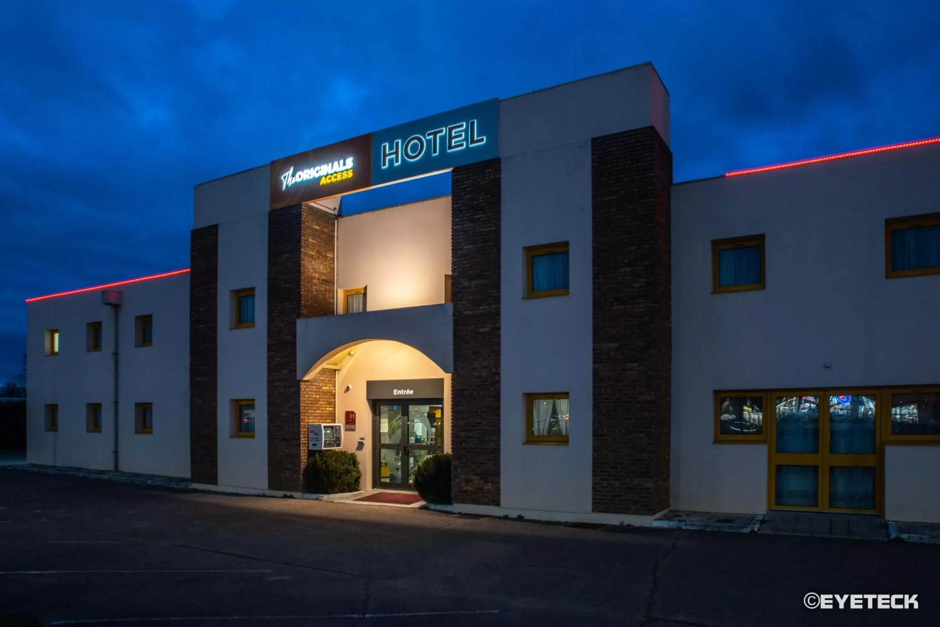 Property building in Hôtel The Originals Access, Bourges Nord Saint-Doulchard Property building in Hôtel The Originals Access, Bourges Nord Saint-Doulchard