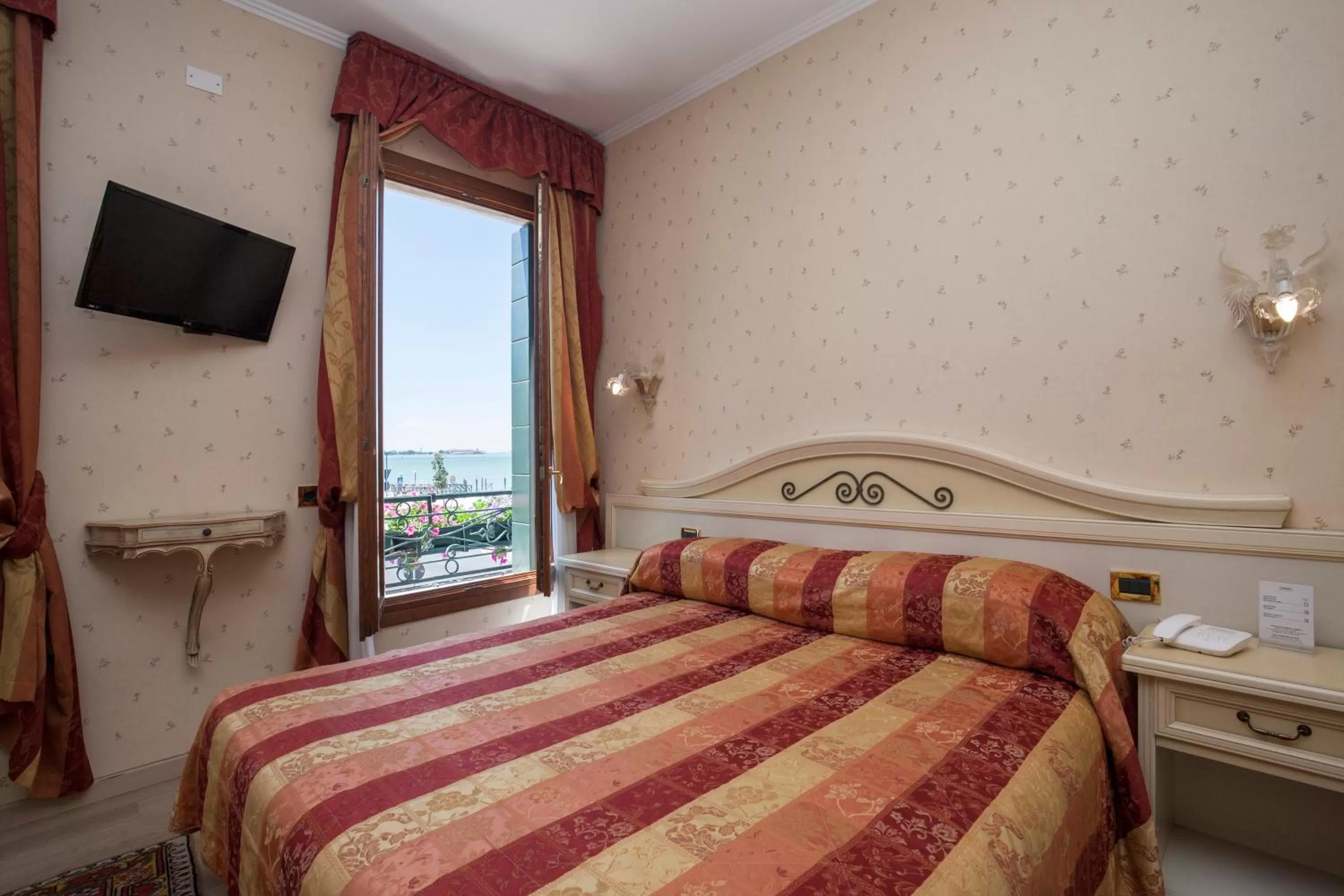 Photo of the whole room, Bed in Hotel Riviera Venezia Lido