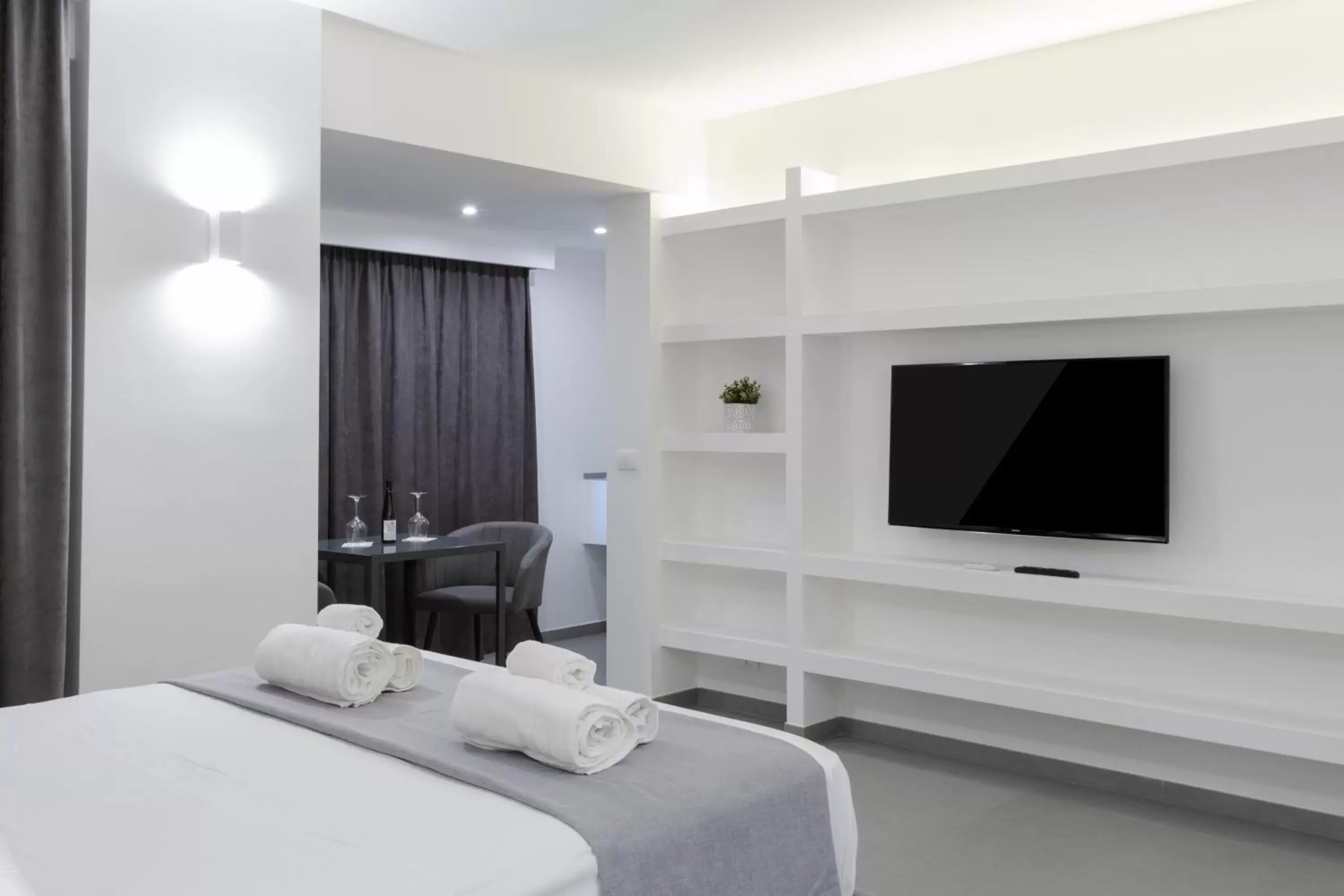 Bed, TV/Entertainment Center in Suite Palermo Apartment