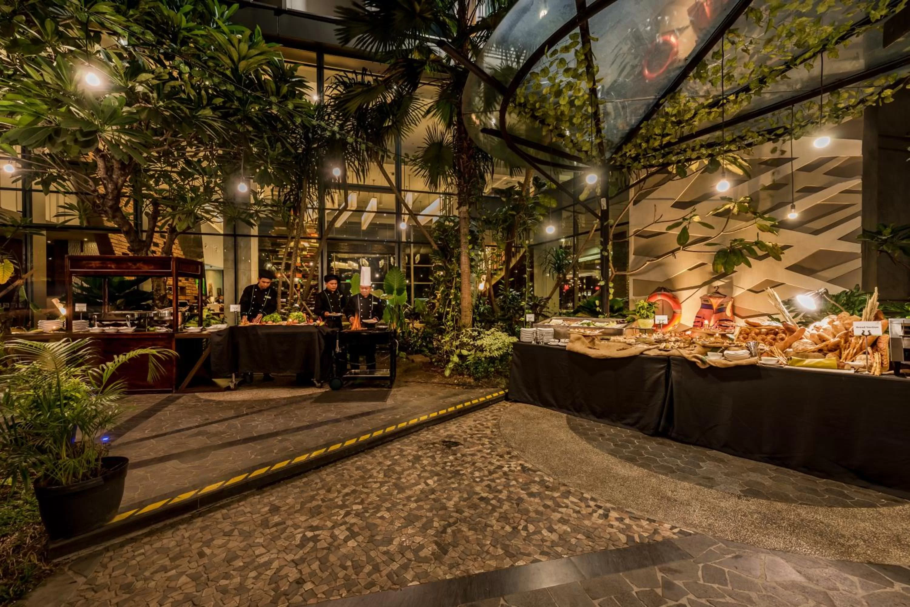 Restaurant/places to eat in Holiday Inn Cikarang Jababeka by IHG