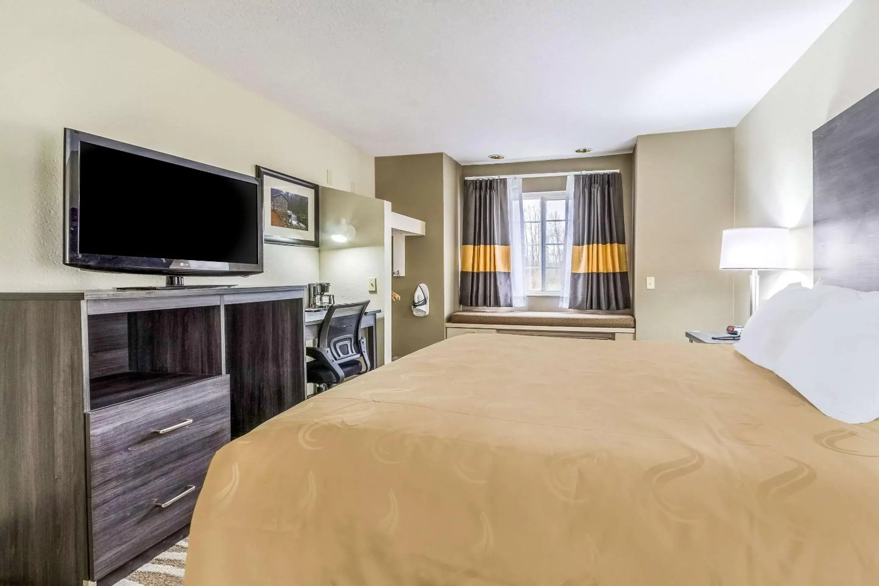 Photo of the whole room, Bed in Quality Inn & Suites North Lima - Boardman Photo of the whole room, Bed in Quality Inn & Suites North Lima - Boardman