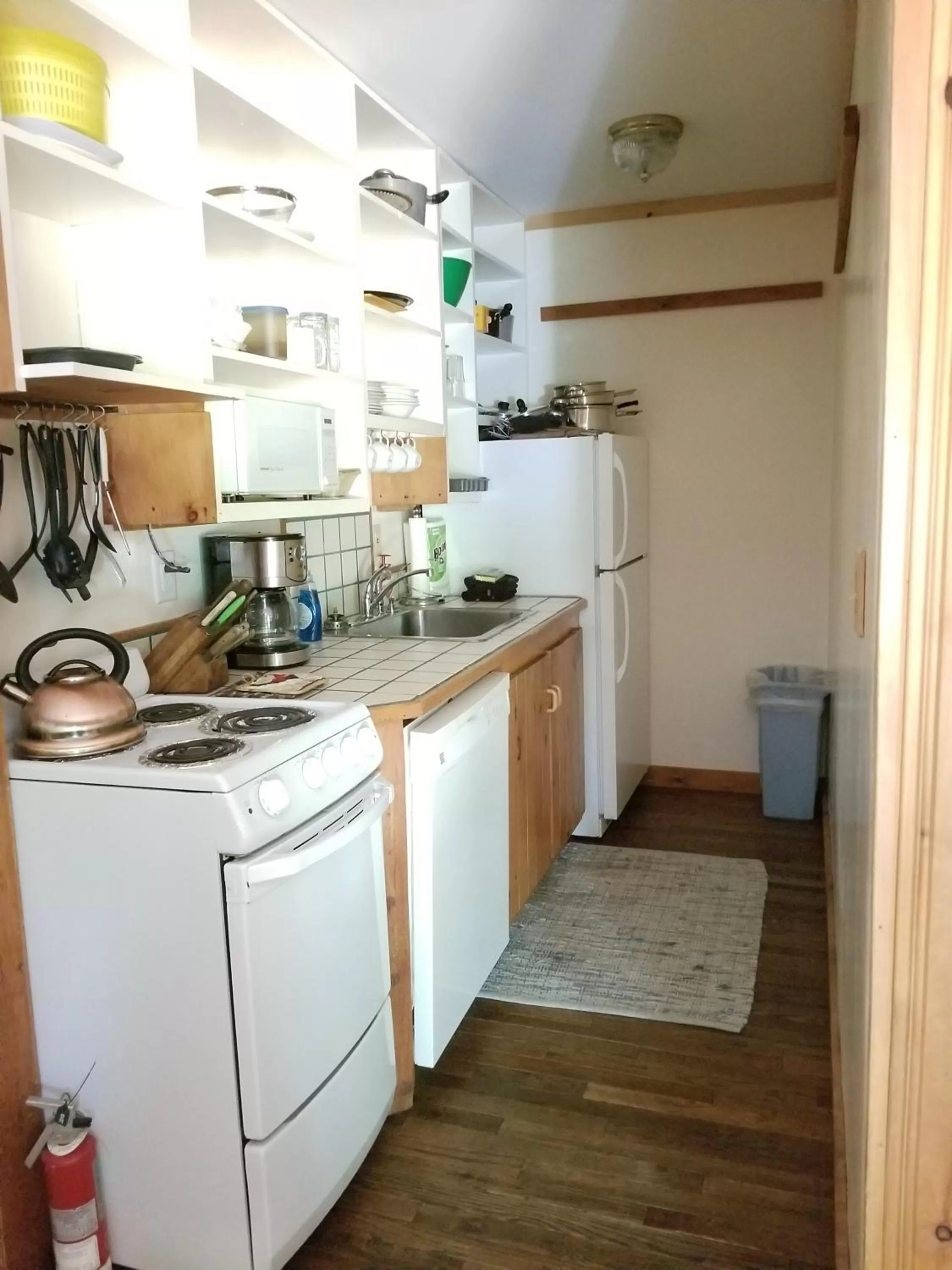 Kitchen or kitchenette, Kitchen/Kitchenette in Trails End Inn