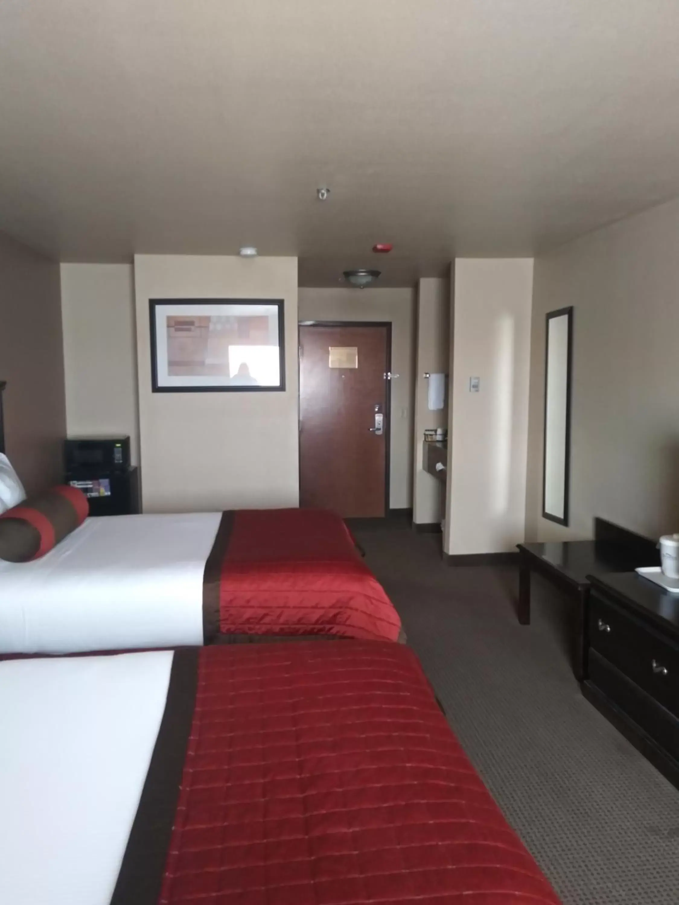 2 Queen Beds and 1 King Bed, Two-Bedroom, Mobility Access Suite, Bathtub w/Grab Bars, Non-Smoking in Baymont by Wyndham Wheeler 2 Queen Beds and 1 King Bed, Two-Bedroom, Mobility Access Suite, Bathtub w/Grab Bars, Non-Smoking in Baymont by Wyndham Wheeler