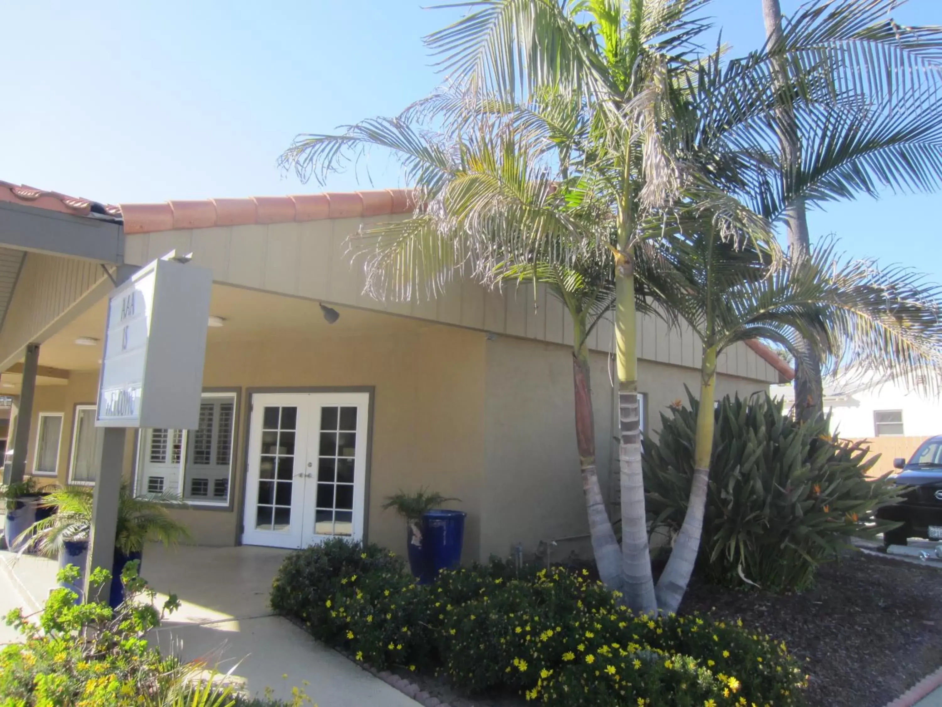 Facade/entrance, Property Building in Pacific Shores Inn