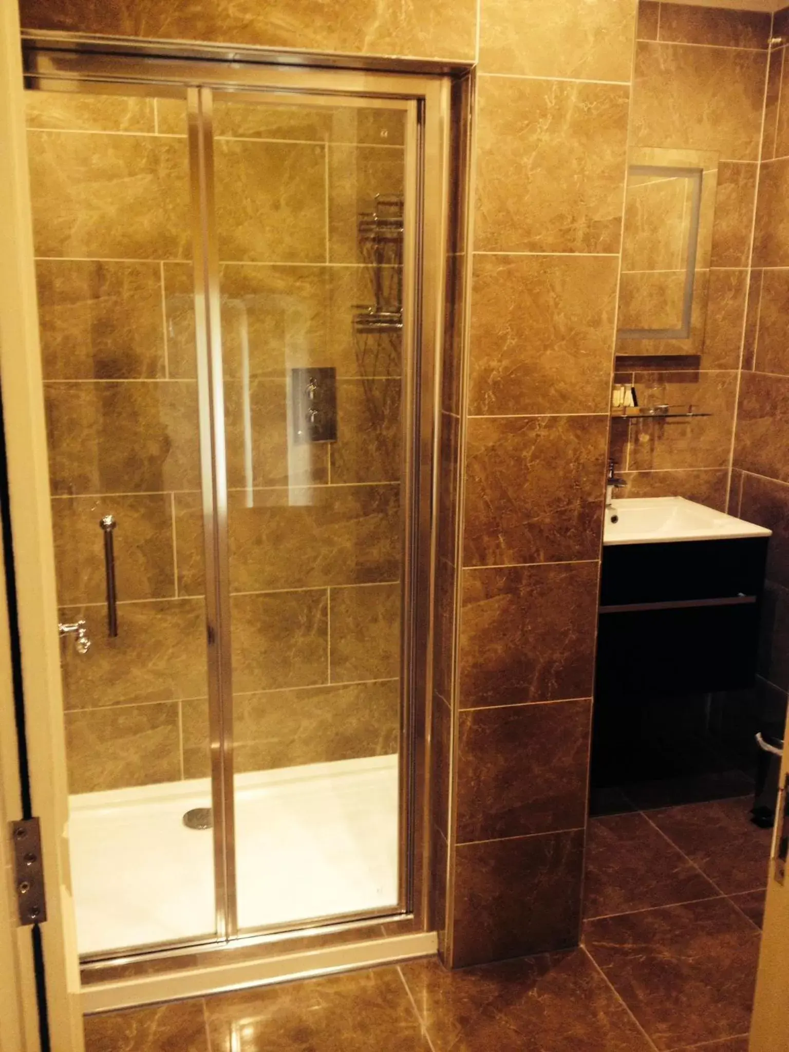 Shower, Bathroom in Mansion House Hotel