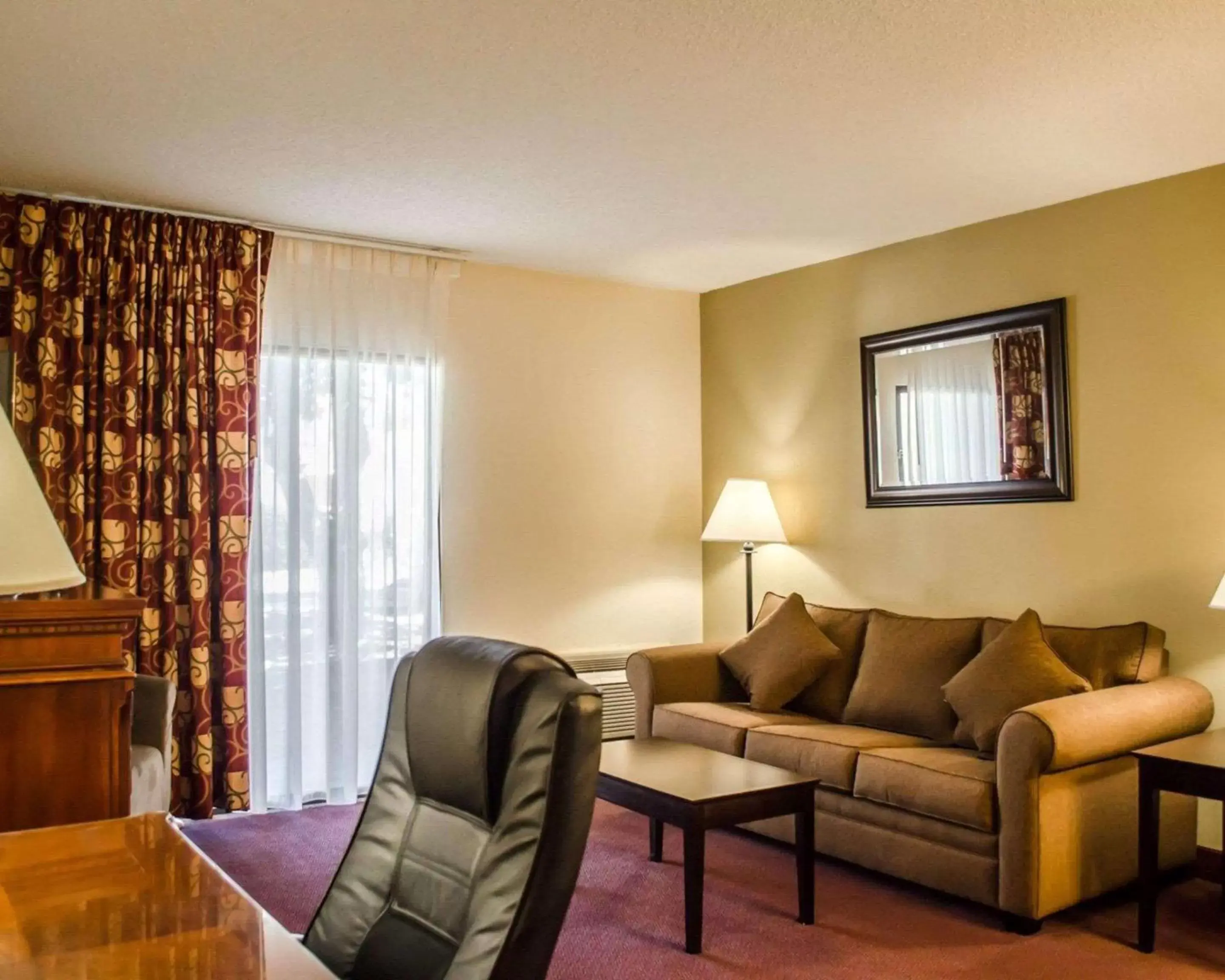 Photo of the whole room, Seating Area in Quality Inn & Suites Pensacola Bayview